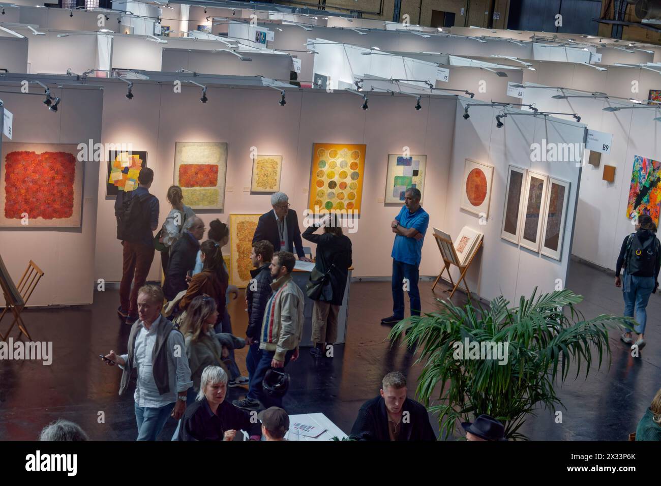 Affordabale Art Fair, Kunstmesse in der Arena in Alt-Treptow. Kunst ab 100 Euro .Messe für zeitgenössische erschwingliche Kunst. 50 nationale und inte Stockfoto