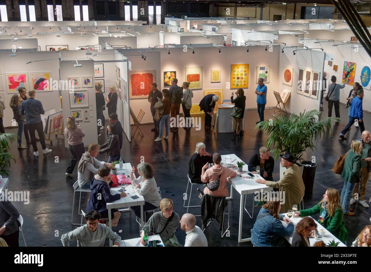 Affordabale Art Fair, Kunstmesse in der Arena in Alt-Treptow. Kunst ab 100 Euro .Messe für zeitgenössische erschwingliche Kunst. 50 nationale und inte Stockfoto
