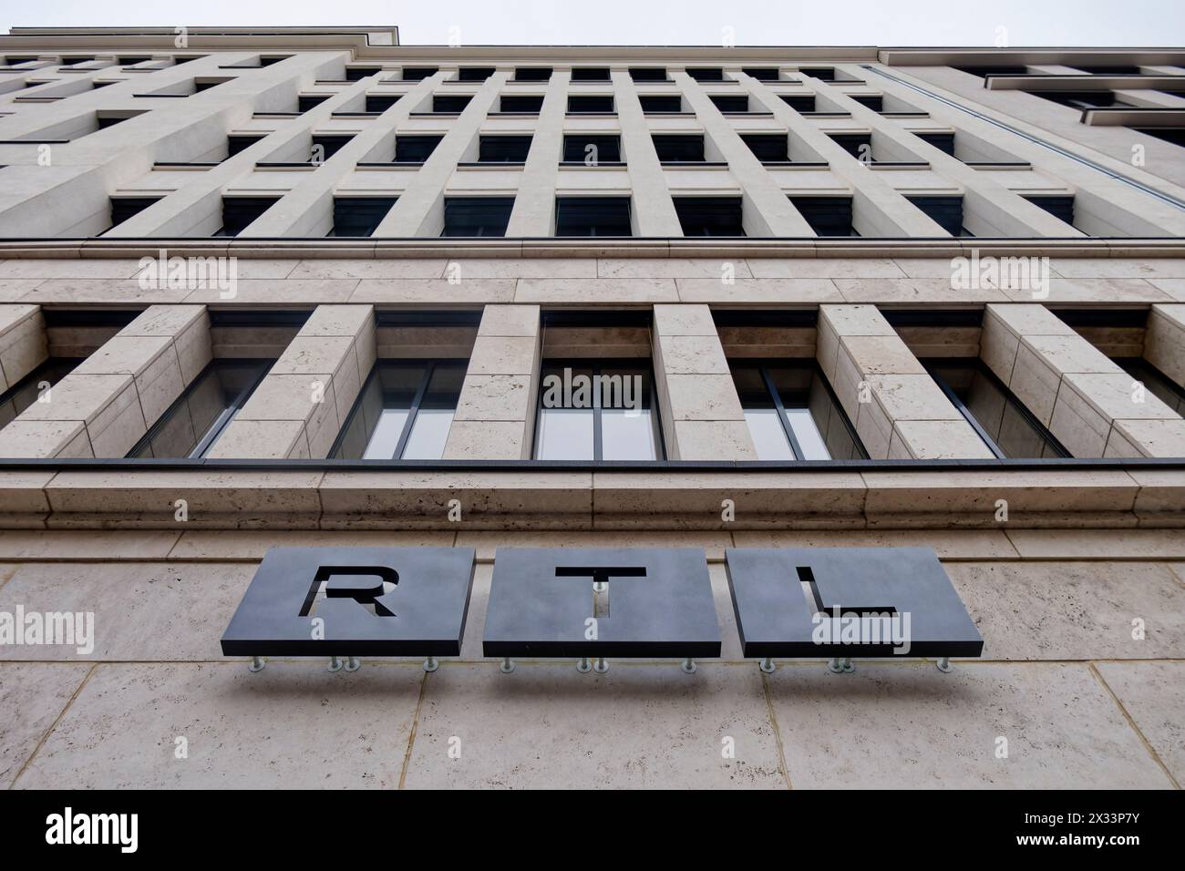 Neues RTL-Hauptstadtstudio in der Behrenstraße , RTL Mediengruppe Logo, Berlin Mitte, Deutschland Stockfoto
