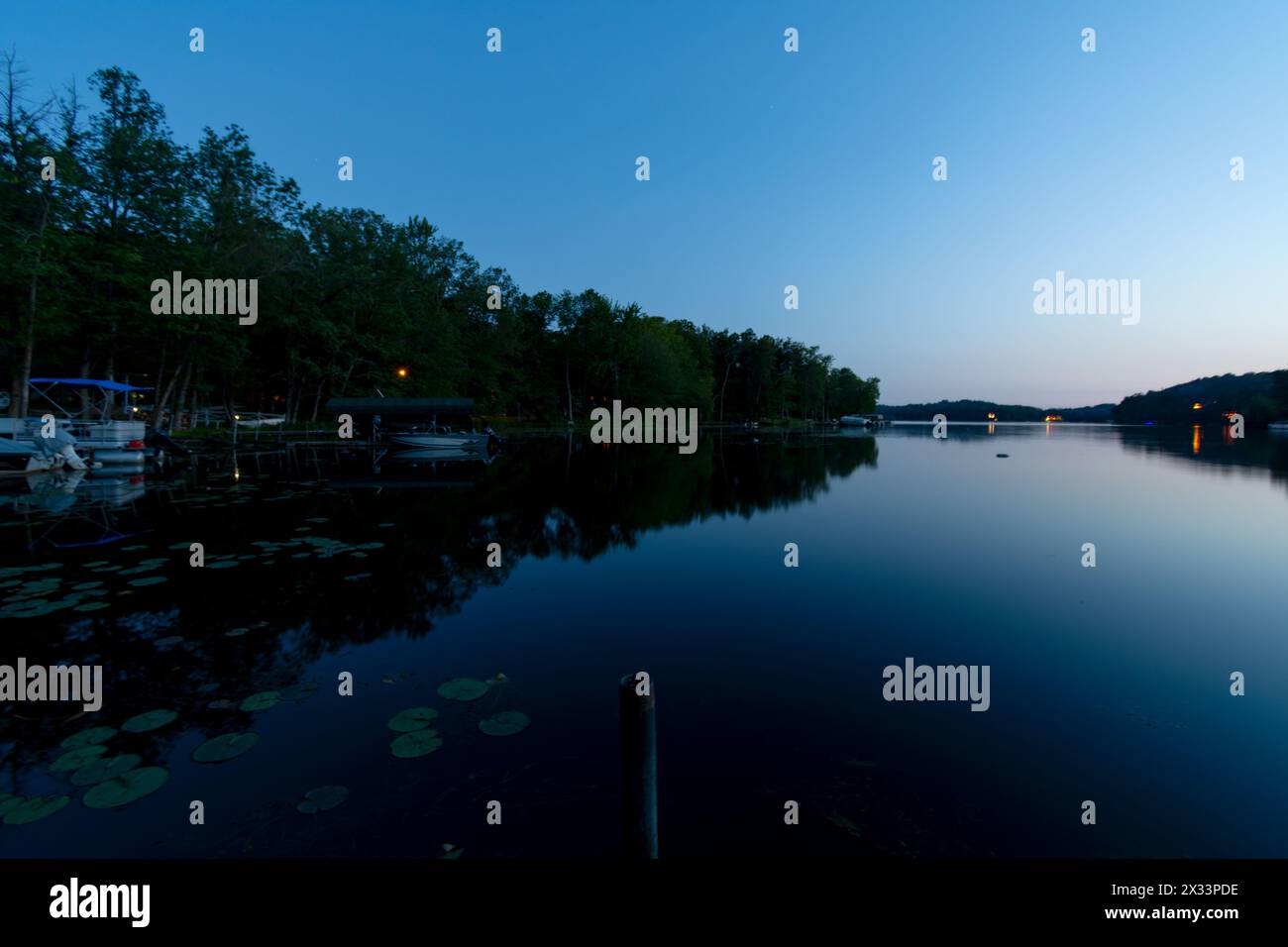 Blick vom Ufer eines nördlichen Sees in Washburn County, Wisconsin, am Abend. Stockfoto