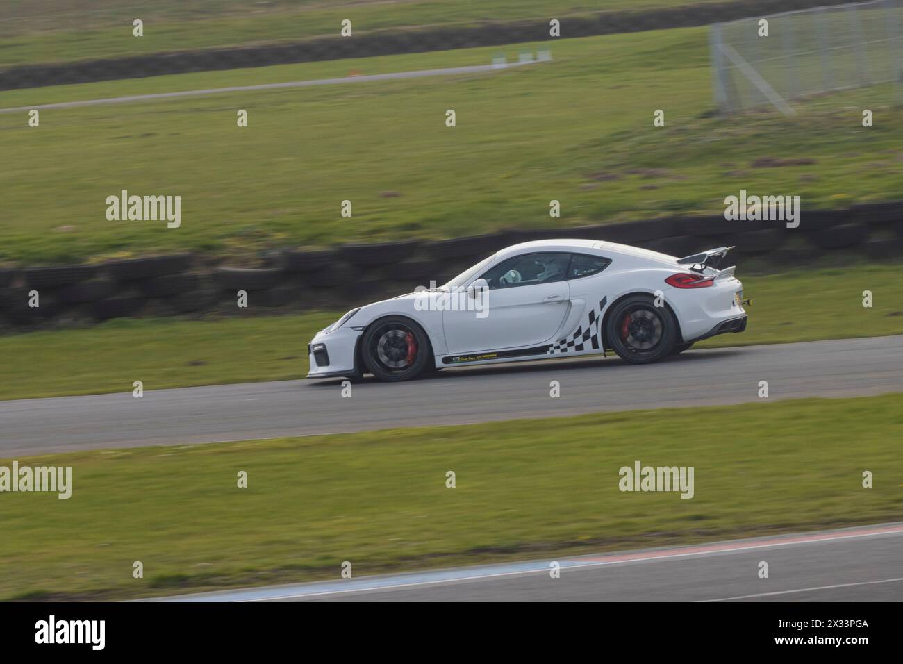 Porsche Car Speeding am Pembrey Circuit Track Day in Pembrey, Carmarthenshire, Wales, Großbritannien Stockfoto