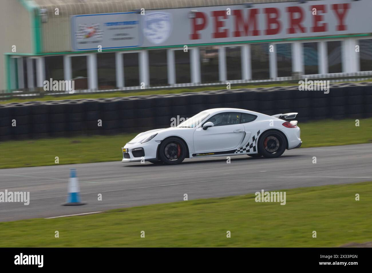 Porsche Car Speeding am Pembrey Circuit Track Day in Pembrey, Carmarthenshire, Wales, Großbritannien Stockfoto
