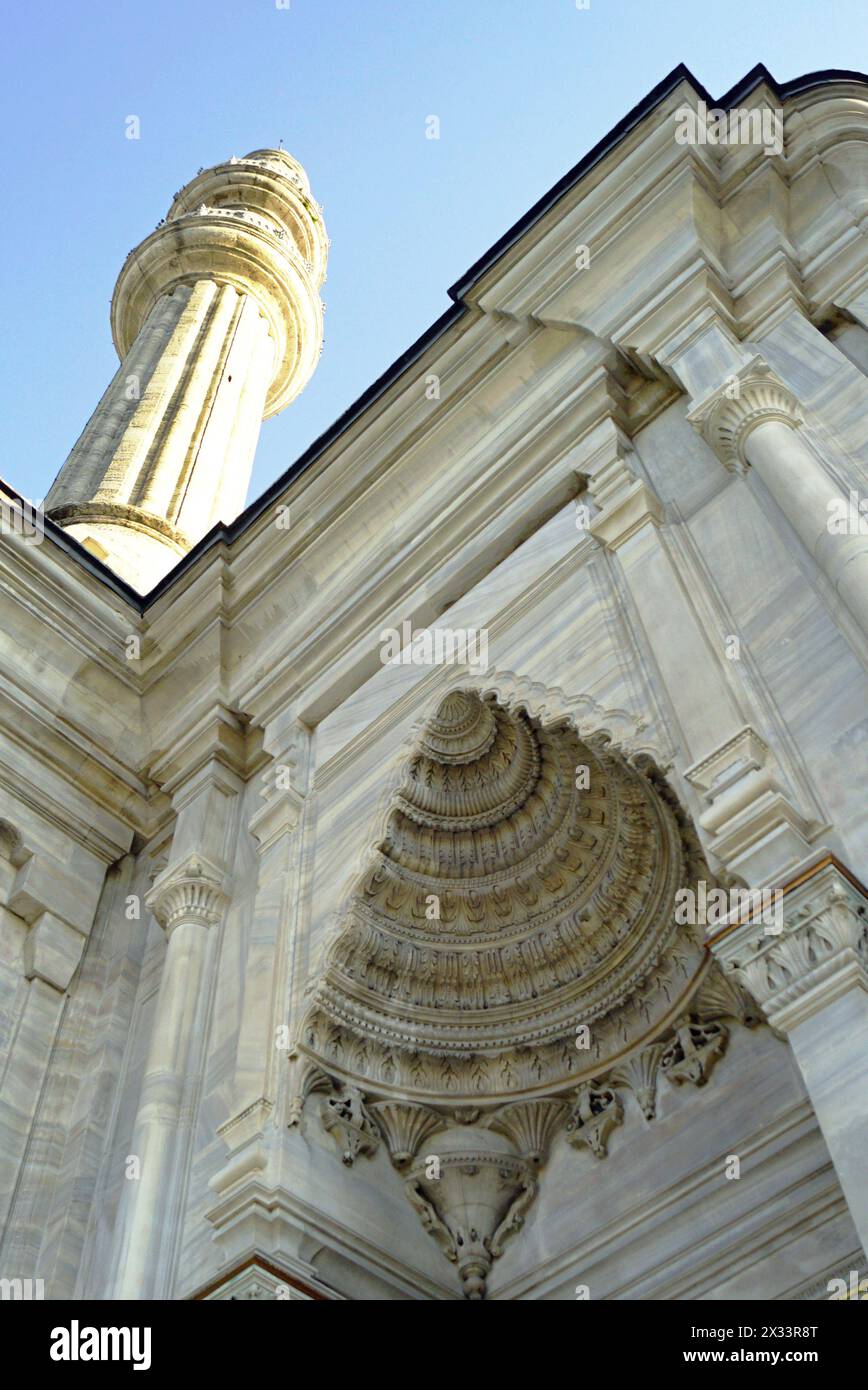 Außenansicht der Nuruosmaniye-Moschee, der ersten osmanischen Barockmoschee in Istanbul Stockfoto