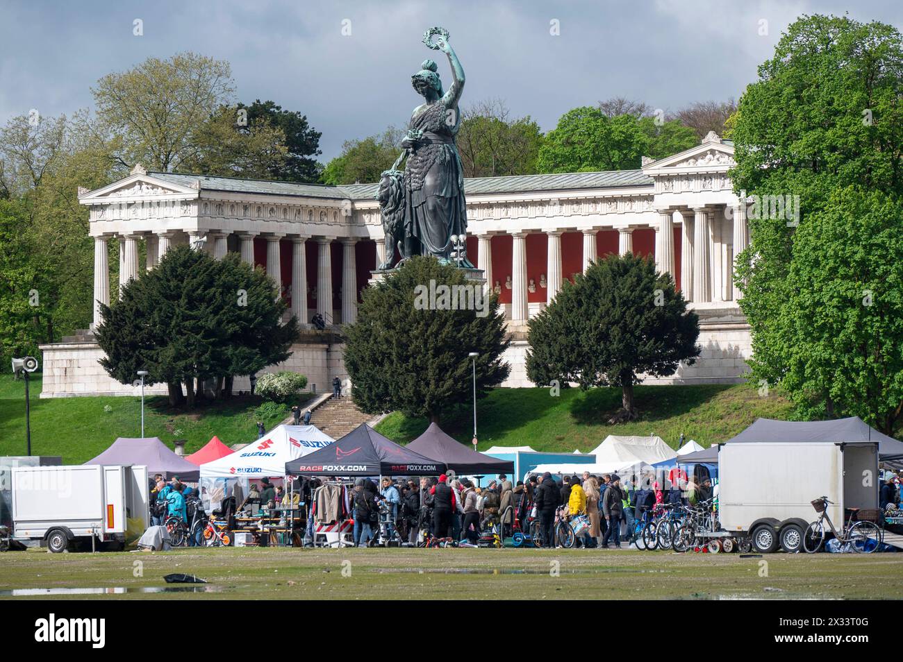 München, Riesenflohmarkt beim 58. Fruehlingsfest auf der Theresienwiese *** München, riesiger Flohmarkt beim Frühlingsfest 58 auf der Theresienwiese Stockfoto