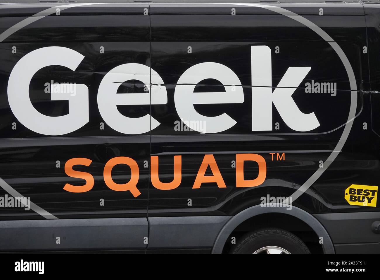 Los Angeles, Kalifornien, USA - 23. April 2024: Die Logos des Geek Squad und Best Buy-Unternehmens werden auf der Seite eines „Geekmobile“-Transporters angezeigt, während er geparkt ist Stockfoto