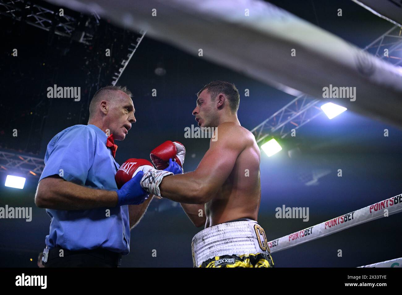 24. April 2024; Hordern Pavilion, Sydney, NSW, Australien: Australian Super Welterweight Title, Nikita Tszyu gegen Danilo Creati; der Schiedsrichter gibt Danilo Creati einen ständigen Zähler Stockfoto