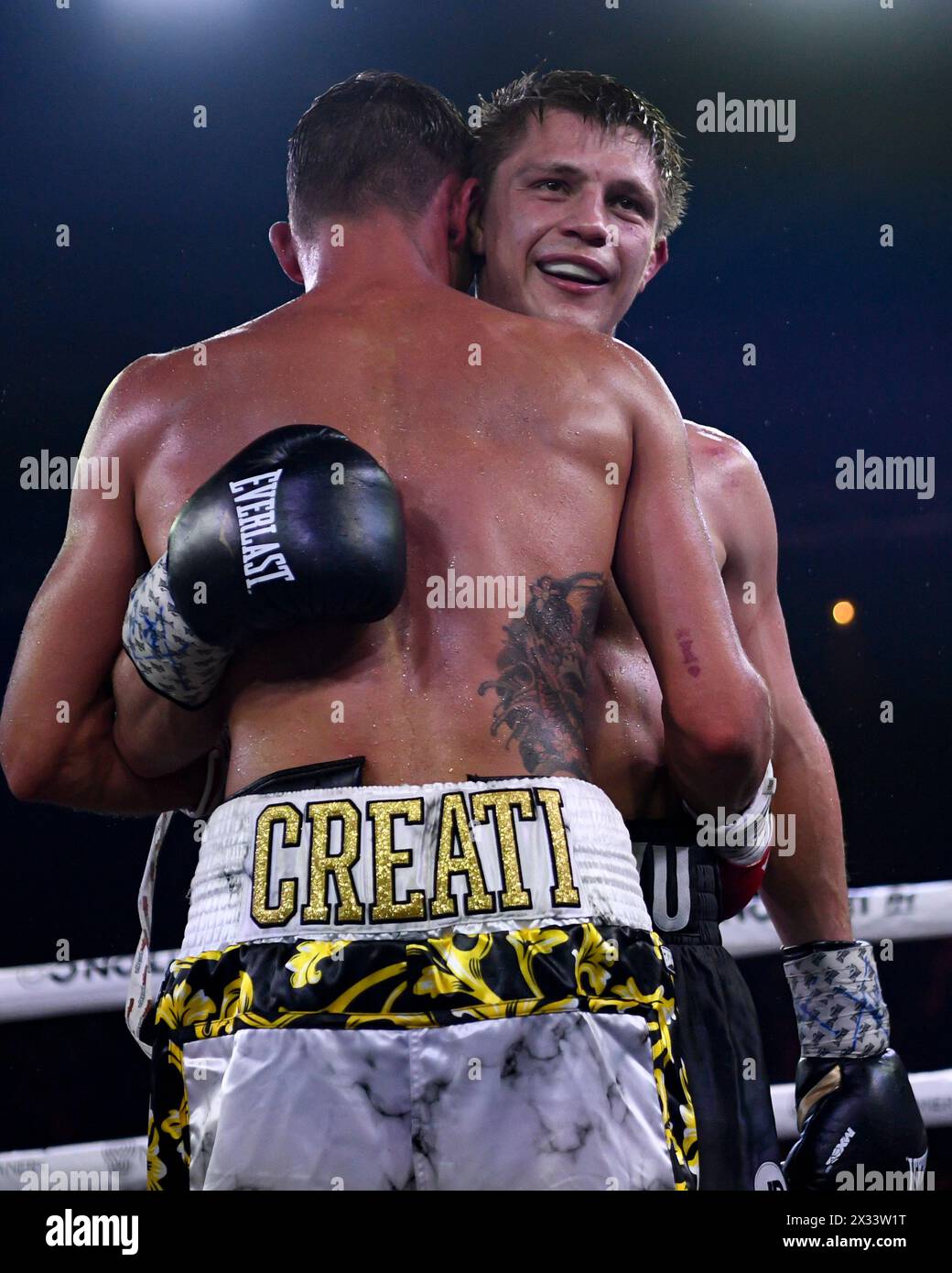 24. April 2024; Hordern Pavilion, Sydney, NSW, Australien: Australian Super Welterweight Title, Nikita Tszyu gegen Danilo Creati; Nikita Tszyu und Danilo Creati umarmen sich nach dem Kampf Stockfoto