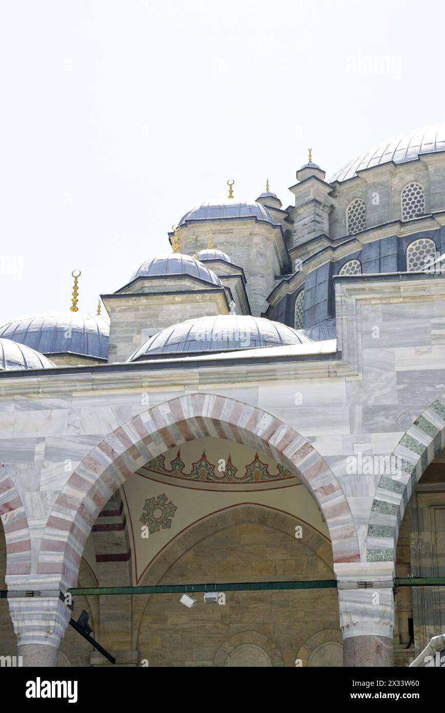 Fragment der Fatih-Moschee in Istanbul: Kuppeln und Innenhofdekoration im klassischen osmanischen Stil Stockfoto