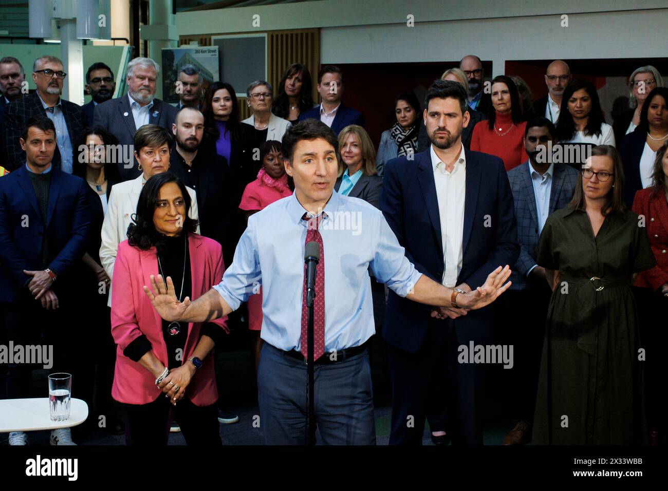 Oakville, Kanada. April 2024. Premierminister Justin Trudeau wird am Mittwoch, den 24. April 2024, von dem Minister für Wohnungsbau Sean Fraser, rechts, und der Finanzminister-Präsidentin Anita Anand, links, begleitet. Quelle: The Canadian Press/Alamy Live News Stockfoto