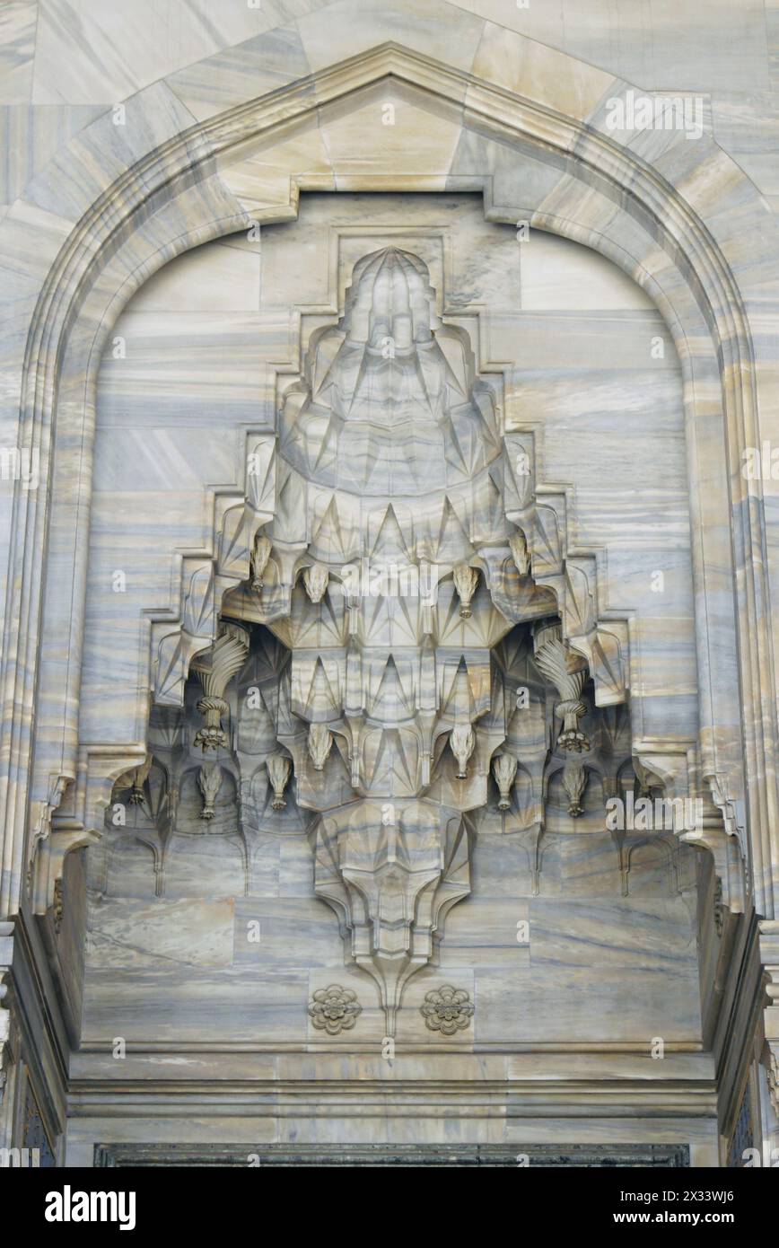 Dekoration des Haupteingangs zur Fatih-Moschee in Istanbul: Dekorative Schnitzereien im klassischen osmanischen Stil in der Nische des Portals Stockfoto