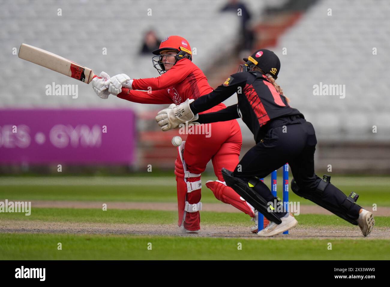 24. April 2024; Emirates Old Trafford, Manchester, England: Rachael Heyhoe Flint Trophy Cricket, Lancashire Thunder versus Sunrisers; Katie Mack von North West Thunder spielt den Ball hinter Amara Carr Wicket-Hüterin von Sunrisers Stockfoto