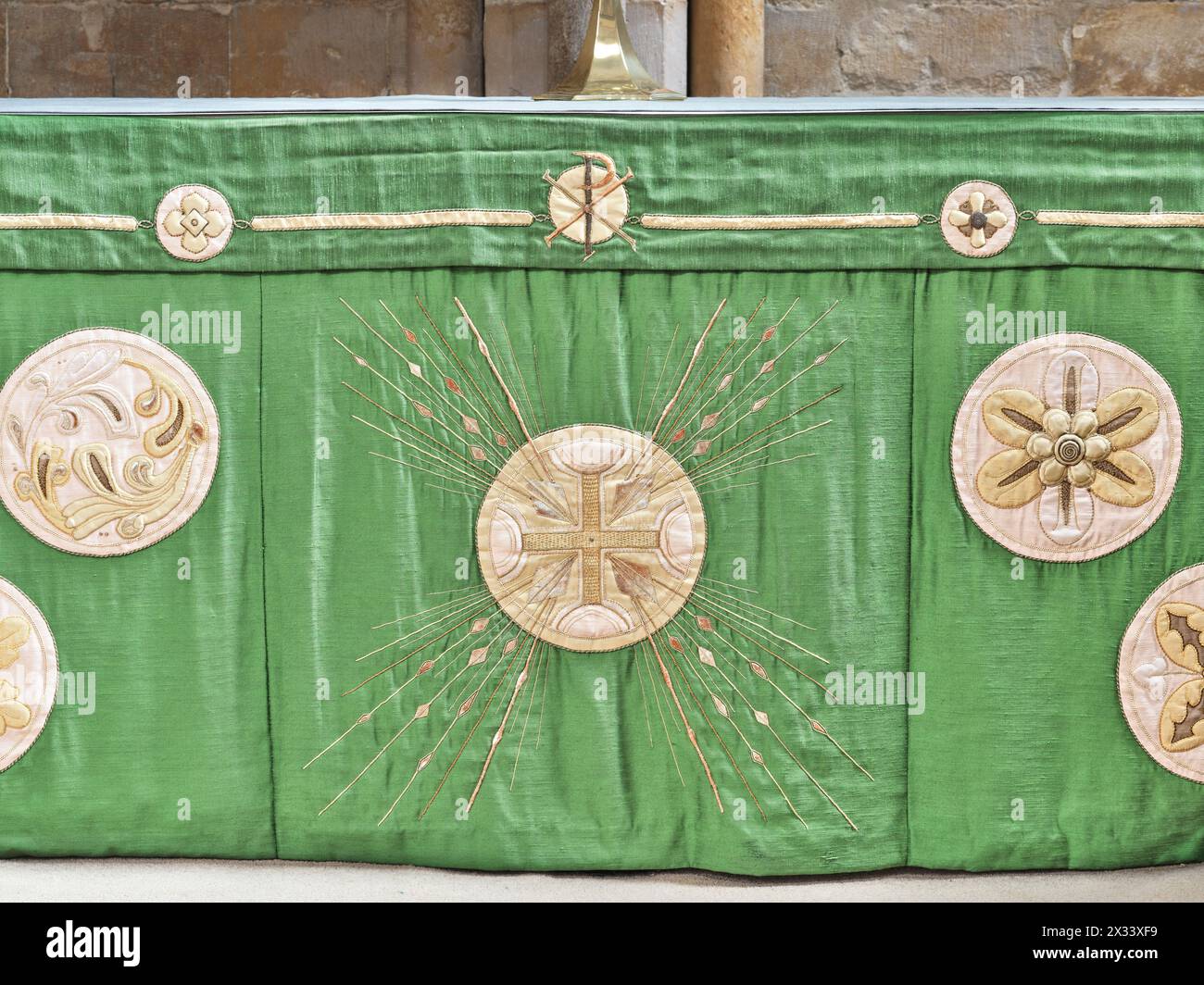 Grünes Fronttuch auf einem Altar in einer Seitenkapelle der Kathedrale in Lincoln, England. Stockfoto