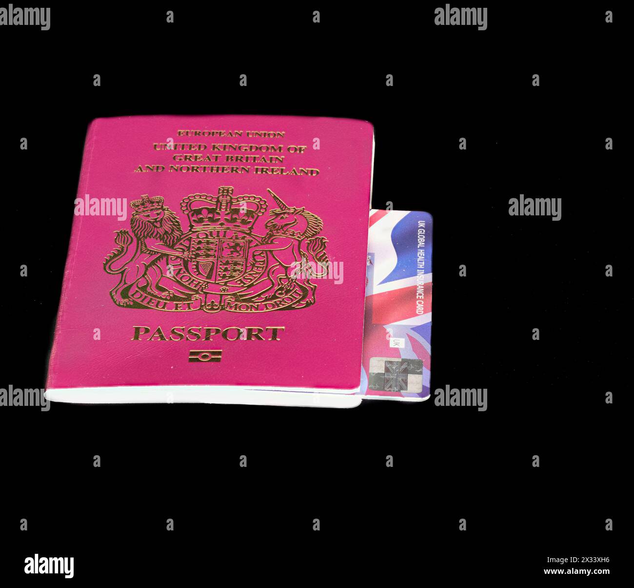 Reisepass und Krankenversicherungskarte, wichtige Dokumente für briten, die ins Ausland reisen. Stockfoto
