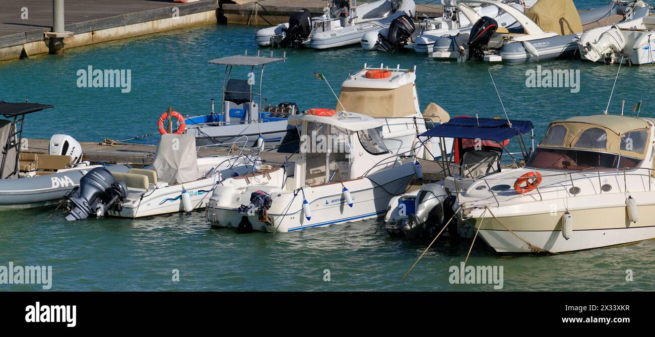 Italien, Sizilien, Mittelmeer, Marina di Ragusa (Provinz Ragusa); 23. April 2023, Motorboote und Luxusyachten im Hafen - EDITORIAL Stockfoto
