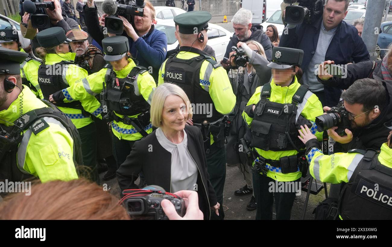 Die REDAKTEURE DES ÄNDERUNGSTHEMAS BEMERKEN, DASS DAS BILD PIXELLATED VOM BILDKOMITEE der PA ZUM SCHUTZ DER OFFIZIERE DER PSNI Sir Jeffrey Donaldson Frau Lady Eleanor Donaldson am Newry Magistrates' Court eintrifft, um wegen derselben Polizeiuntersuchung wie ihr Mann, der ehemalige DUP-Führer, angeklagt zu werden. der wegen Vergewaltigung und einer Reihe anderer historischer Sexualstraftaten vor Gericht erschien. Bilddatum: Mittwoch, 24. April 2024. Stockfoto