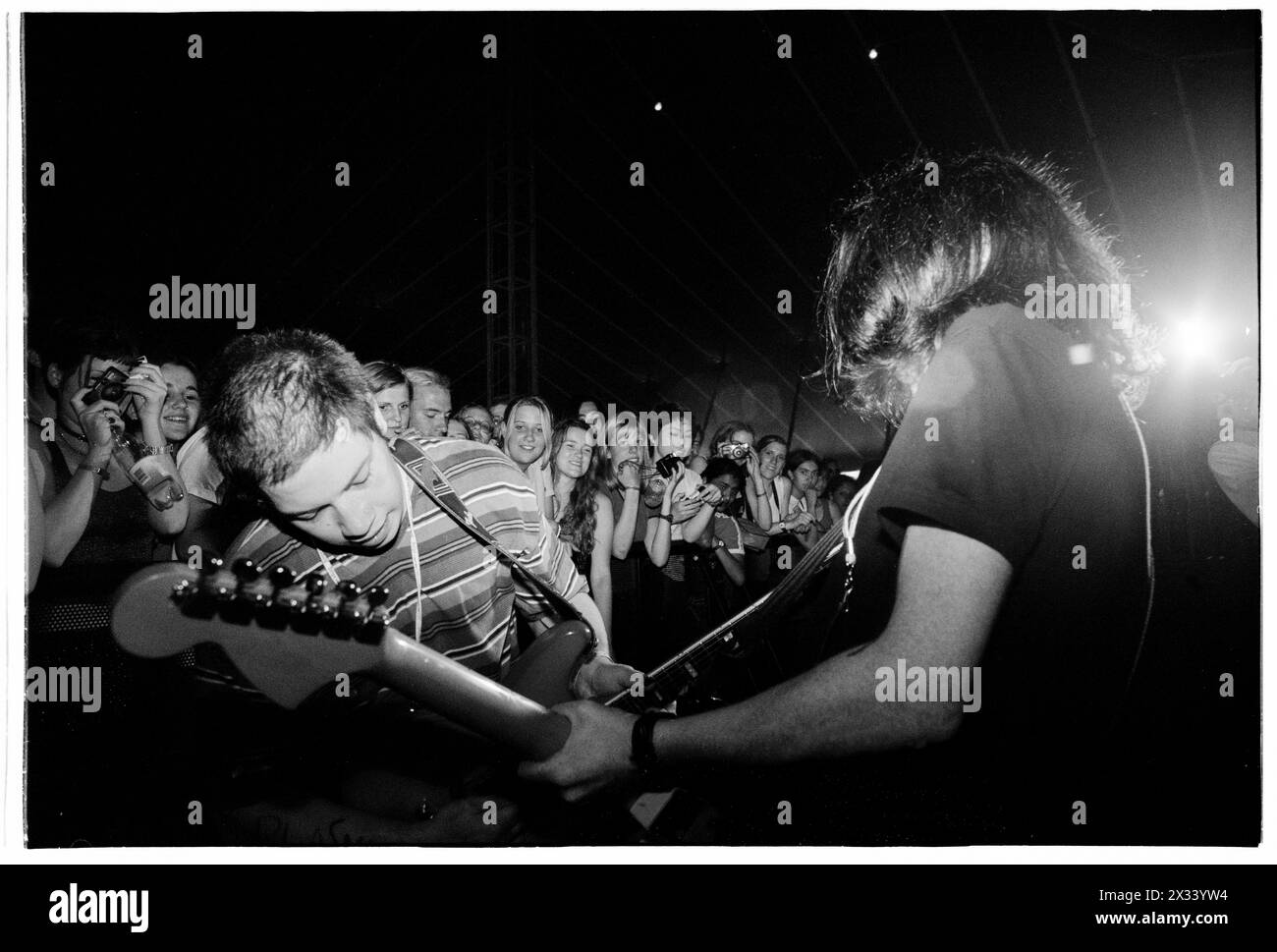 MOGWAI, FRÜHE KARRIERE, 1997 KONZERT: Ein junger Stuart Braithwaite und John Cummings aus Mogwai spielen vor der Crowd Barrier in der Grube auf der Melody Maker Stage beim Reading Festival, Reading, Großbritannien am 24. August 1997. Foto: Rob Watkins. INFO: Mogwai, eine 1995 gegründete schottische Post-Rock-Band, verzaubert mit ihren weitläufigen Soundlandschaften und emotionalen Instrumentals. Bekannt für ihre dynamischen Kompositionen und kraftvollen Live-Auftritte, weckt ihre Musik eine Reihe von Emotionen, von Introspektion bis hin zu Euphorie. Stockfoto