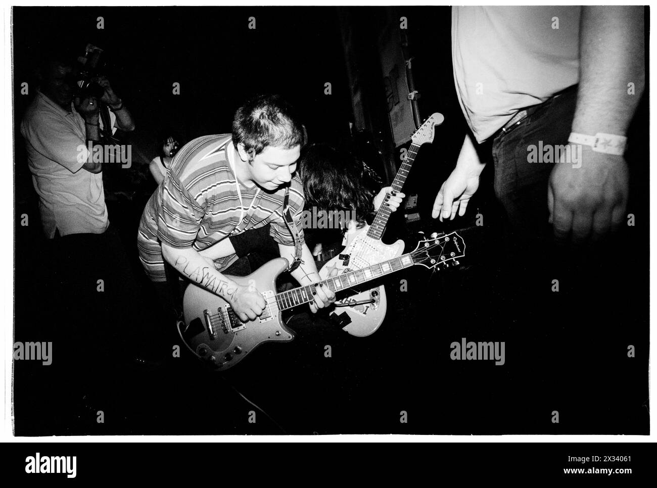 MOGWAI, EARLY CAREER, 1997 KONZERT: Ein junger Stuart Braithwaite und John Cummings aus Mogwai spielen auf der Melody Maker Stage beim Reading Festival, UK am 24. August 1997. Foto: Rob Watkins. INFO: Mogwai, eine 1995 gegründete schottische Post-Rock-Band, verzaubert mit ihren weitläufigen Soundlandschaften und emotionalen Instrumentals. Bekannt für ihre dynamischen Kompositionen und kraftvollen Live-Auftritte, weckt ihre Musik eine Reihe von Emotionen, von Introspektion bis hin zu Euphorie. Stockfoto