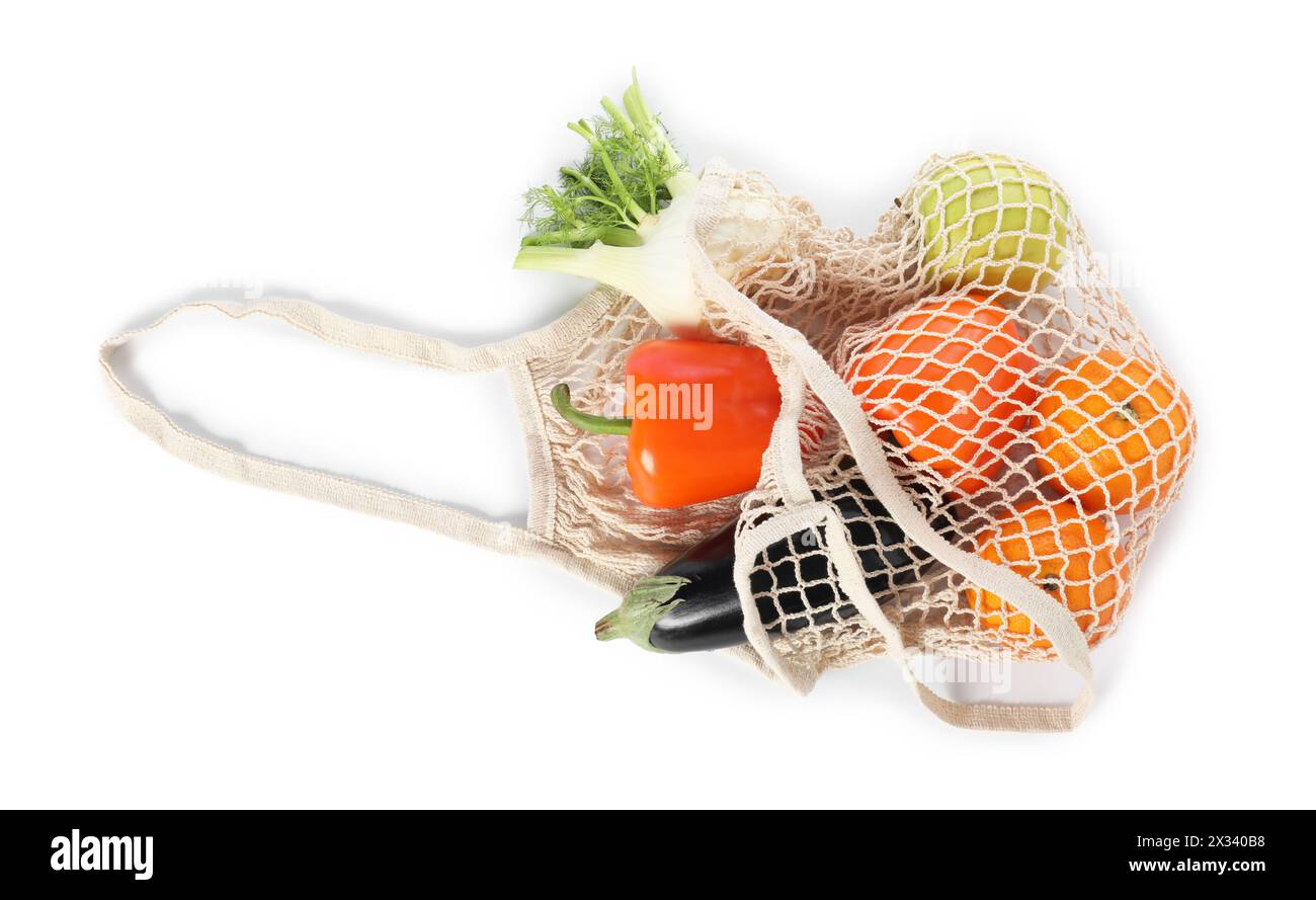 Frische Produkte in Schnur-Beutel isoliert auf weiß, Draufsicht Stockfoto