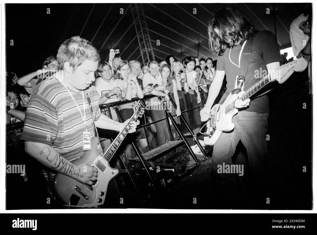 MOGWAI, FRÜHE KARRIERE, 1997 KONZERT: Ein junger Stuart Braithwaite und John Cummings aus Mogwai spielen vor der Crowd Barrier in der Grube auf der Melody Maker Stage beim Reading Festival, Reading, Großbritannien am 24. August 1997. Foto: Rob Watkins. INFO: Mogwai, eine 1995 gegründete schottische Post-Rock-Band, verzaubert mit ihren weitläufigen Soundlandschaften und emotionalen Instrumentals. Bekannt für ihre dynamischen Kompositionen und kraftvollen Live-Auftritte, weckt ihre Musik eine Reihe von Emotionen, von Introspektion bis hin zu Euphorie. Stockfoto