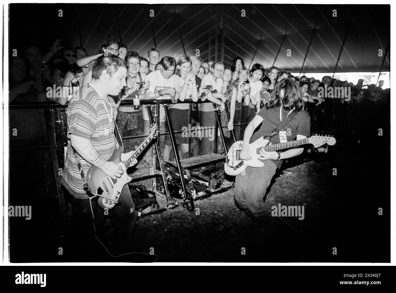 MOGWAI, FRÜHE KARRIERE, 1997 KONZERT: Ein junger Stuart Braithwaite und John Cummings aus Mogwai spielen vor der Crowd Barrier in der Grube auf der Melody Maker Stage beim Reading Festival, Reading, Großbritannien am 24. August 1997. Foto: Rob Watkins. INFO: Mogwai, eine 1995 gegründete schottische Post-Rock-Band, verzaubert mit ihren weitläufigen Soundlandschaften und emotionalen Instrumentals. Bekannt für ihre dynamischen Kompositionen und kraftvollen Live-Auftritte, weckt ihre Musik eine Reihe von Emotionen, von Introspektion bis hin zu Euphorie. Stockfoto