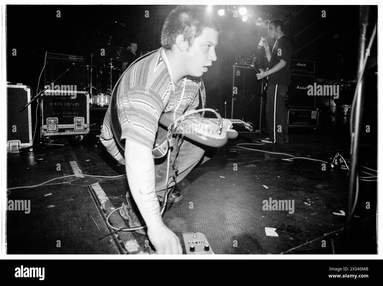 MOGWAI, EARLY CAREER, 1997 KONZERT: Ein junger Stuart Braithwaite von Mogwai, der am 24. August 1997 auf der Melody Maker Stage beim Reading Festival in Reading, Großbritannien spielt. Foto: Rob Watkins. INFO: Mogwai, eine 1995 gegründete schottische Post-Rock-Band, verzaubert mit ihren weitläufigen Soundlandschaften und emotionalen Instrumentals. Bekannt für ihre dynamischen Kompositionen und kraftvollen Live-Auftritte, weckt ihre Musik eine Reihe von Emotionen, von Introspektion bis hin zu Euphorie. Stockfoto