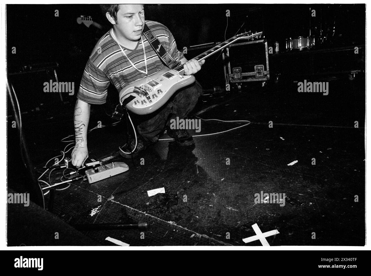 MOGWAI, EARLY CAREER, 1997 KONZERT: Ein junger Stuart Braithwaite von Mogwai, der am 24. August 1997 auf der Melody Maker Stage beim Reading Festival in Reading, Großbritannien spielt. Foto: Rob Watkins. INFO: Mogwai, eine 1995 gegründete schottische Post-Rock-Band, verzaubert mit ihren weitläufigen Soundlandschaften und emotionalen Instrumentals. Bekannt für ihre dynamischen Kompositionen und kraftvollen Live-Auftritte, weckt ihre Musik eine Reihe von Emotionen, von Introspektion bis hin zu Euphorie. Stockfoto