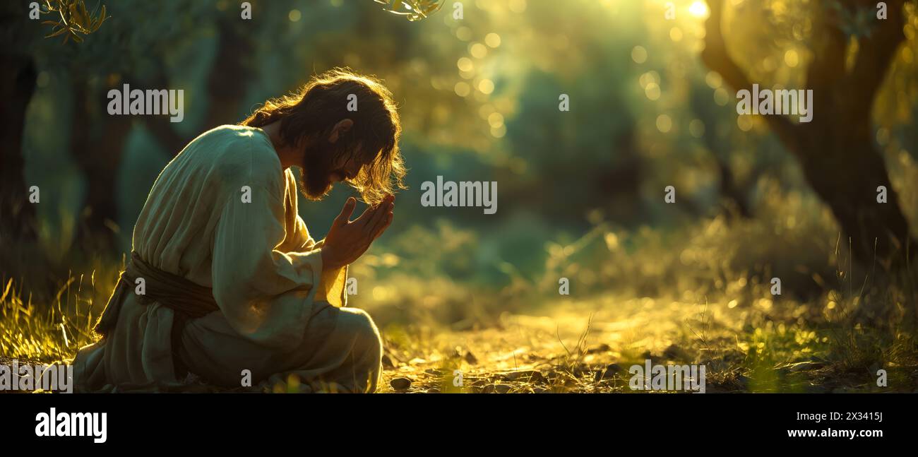 Jesus Christus betet im Garten zwischen Olivenbäumen. Jesus mit traurigem Gesicht betet vor der Kreuzigung. Osterkonzept Stockfoto