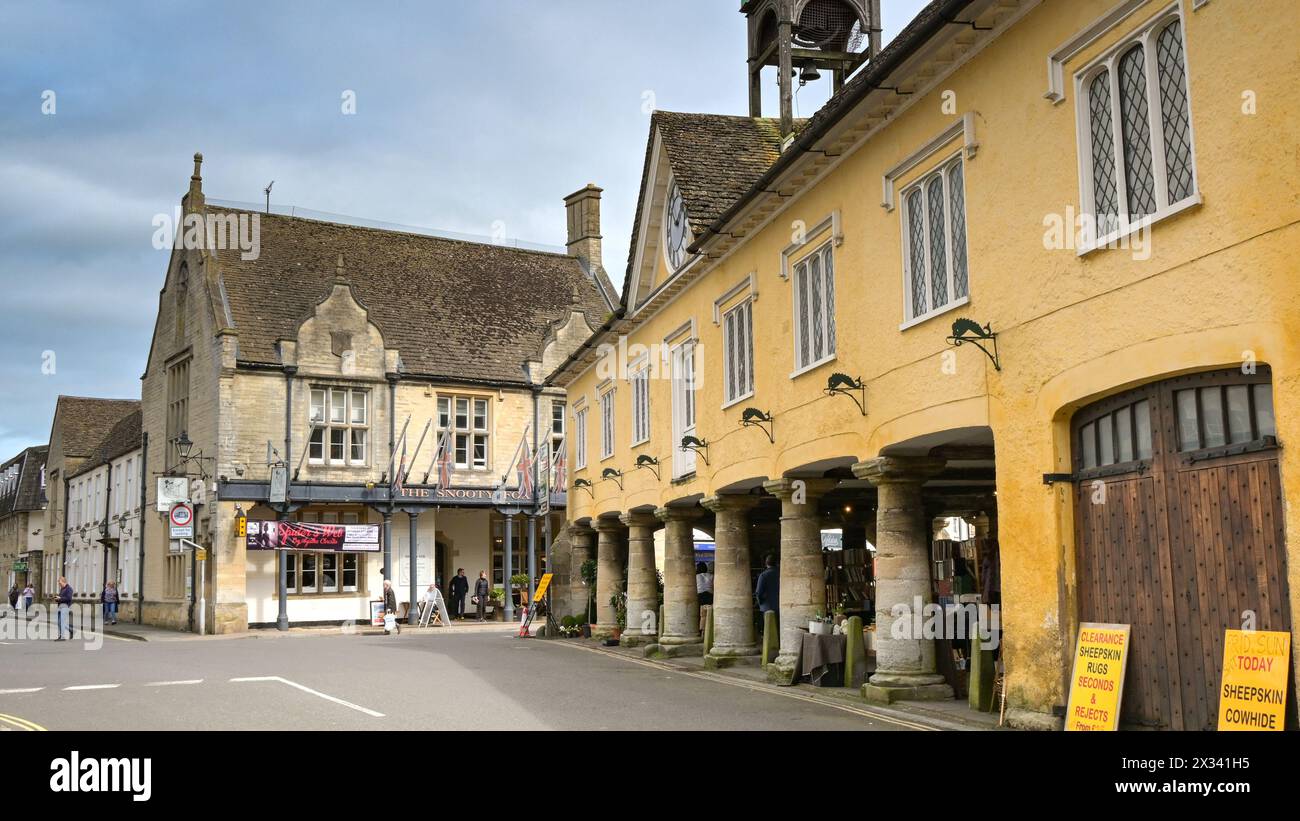 Tetbury, Gloucestershire, England, Vereinigtes Königreich - 13. April 2024: Stadtzentrum der historischen ländlichen Stadt Tetbury. Stockfoto