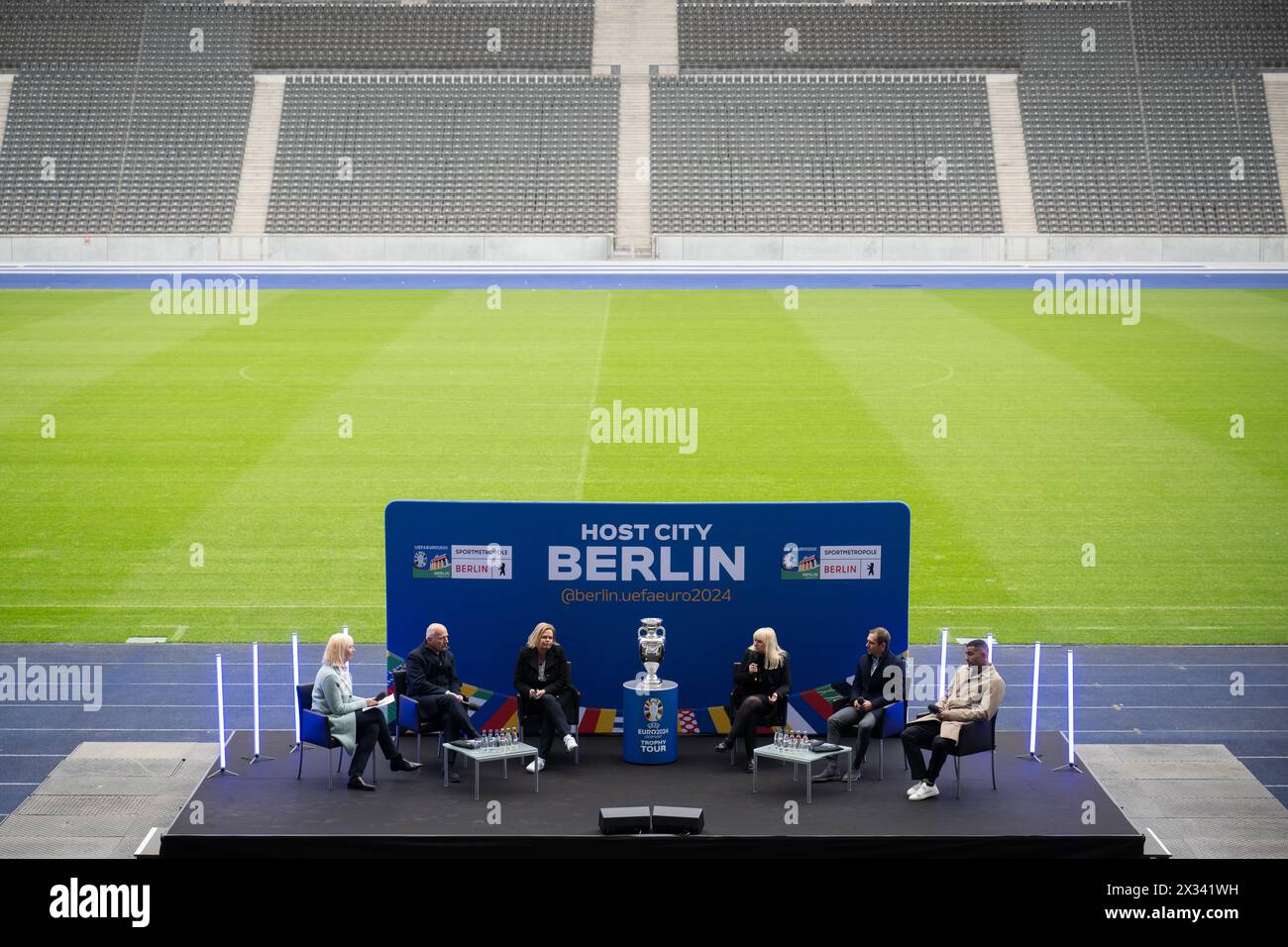 24. April 2024, Berlin: Sportmoderatorin Gaby Papenburg (l-r), Kai Wegner (CDU), Regierende Bürgermeisterin von Berlin, Nancy Faeser (SPD), Bundesministerin des Innern und Innern, Iris Spranger (SPD), Berliner Senatorin für Inneres und Sport, Philipp lahm, Turnierdirektorin der Fußball-Europameisterschaft der Männer 2024, und Kevin Prinz Boateng, Botschafter der Europameisterschaft, sitzen bei der Verleihung der Trophäe der Europameisterschaft im Berliner Olympiastadion. Die Fußball-Europameisterschaft der Männer findet vom 14. Juni bis 14. Juli 2024 statt. Foto: Sebastian Christoph Gollno Stockfoto