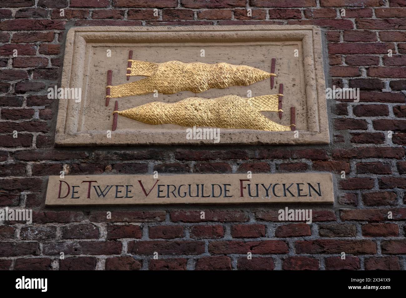 Fassade Stone De Twee Vergulde Fuycken In Amsterdam Niederlande 22-4-2024 Stockfoto