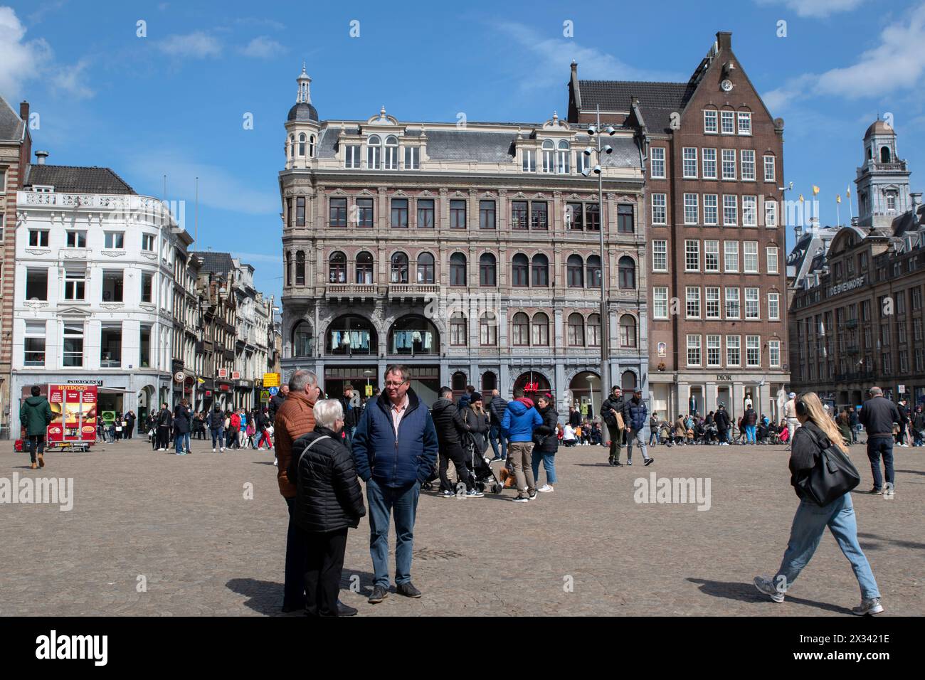 Touristen Auf Dem Damplatz In Amsterdam, Niederlande 23-4-2024 Stockfoto