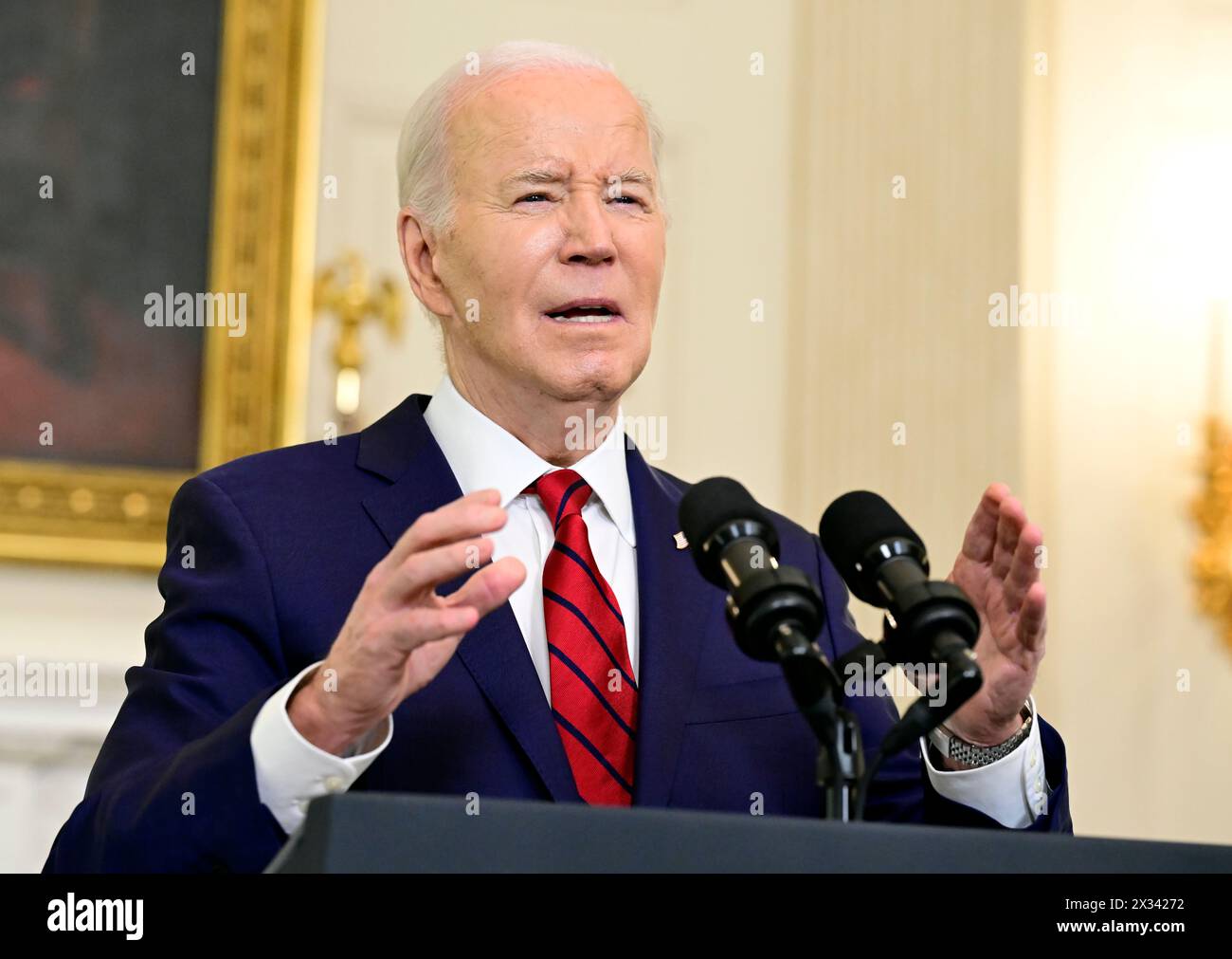 US-Präsident Joe Biden macht Bemerkungen, nachdem er am Mittwoch, den 24. April 2024, im Speisesaal des Weißen Hauses in Washington, DC, das 95 Milliarden US-Dollar National Security Package unterzeichnet hat, das Militärhilfe für die Ukraine und Israel beinhaltet und die Finanzierung humanitärer Hilfe für Gaza vorsieht. Das Gesetz enthält Bestimmungen, die TikTok in den USA verbieten würden, wenn sein Eigentümer, das chinesische Technologieunternehmen ByteDance, es versäumt, die Indo-Pazifik-Partner zu veräußern und ihnen auch Unterstützung zu gewähren. Credit: Ron Sachs/Pool via CNP/MediaPunch Stockfoto