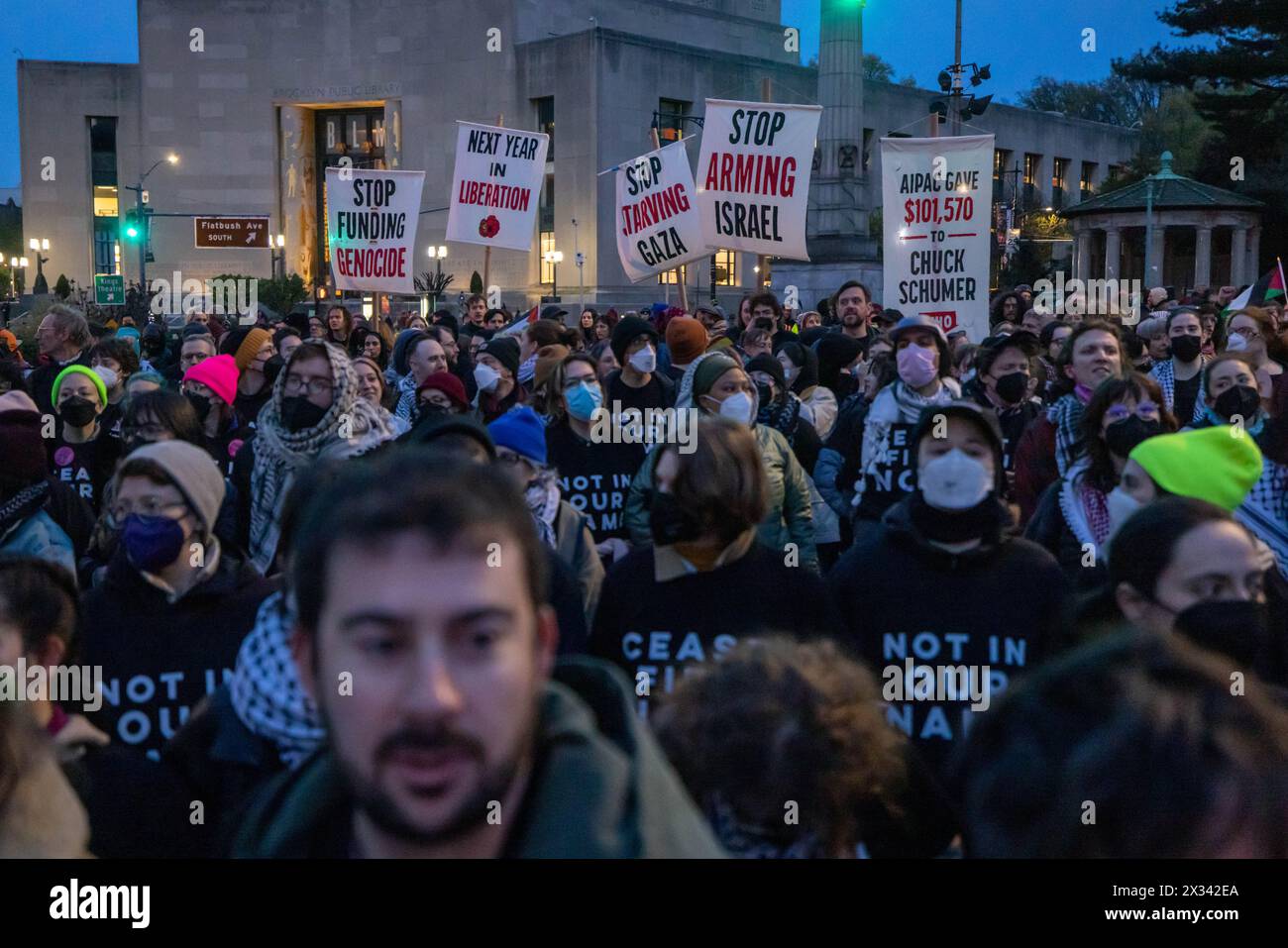 New York, New York, USA. April 2024. Pro-palästinensische jüdische New Yorker schlossen am 23. April 2024 in New York City den Block Â des Mehrheitsführers Chuck Schumer (D-NY) im Â-Senat in einem Notfall „Passover Seder in the Streets“, downÂ. Hunderte von Demonstranten versammelten sich vor dem Haus des Senators, um den Mehrheitsführer aufzufordern, keine Waffen mehr an das israelische Militär zu schicken. (Kreditbild: © Michael Nigro/Pacific Press via ZUMA Press Wire) NUR REDAKTIONELLE VERWENDUNG! Nicht für kommerzielle ZWECKE! Stockfoto