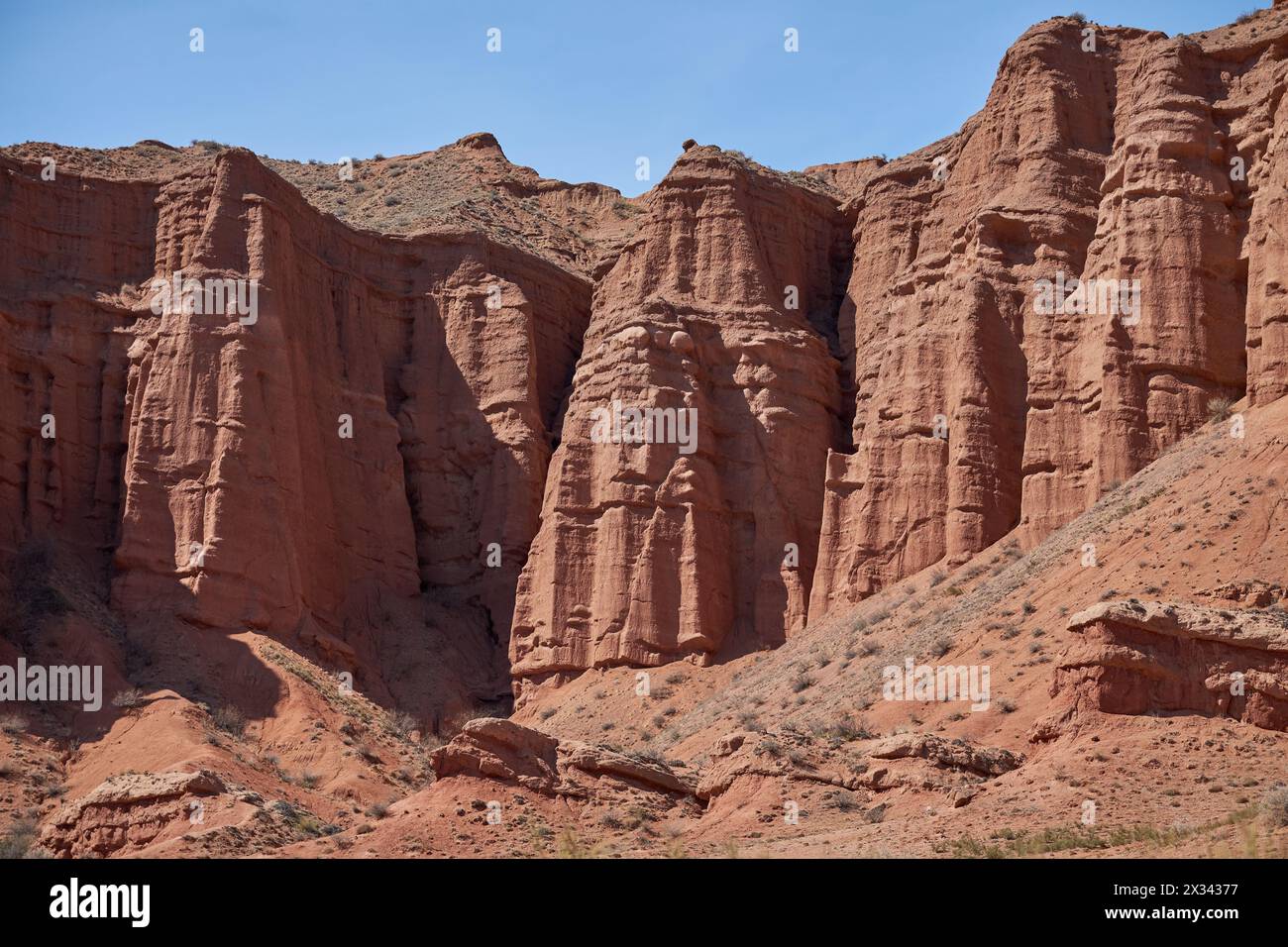 Konorchek Canyon, steile Klippen, die erosionsgefährdet sind, Reiseziel, berühmtes Wahrzeichen Kirgisistans, Zentralasien. Felsformation, natürliche Landschaft, Hi Stockfoto