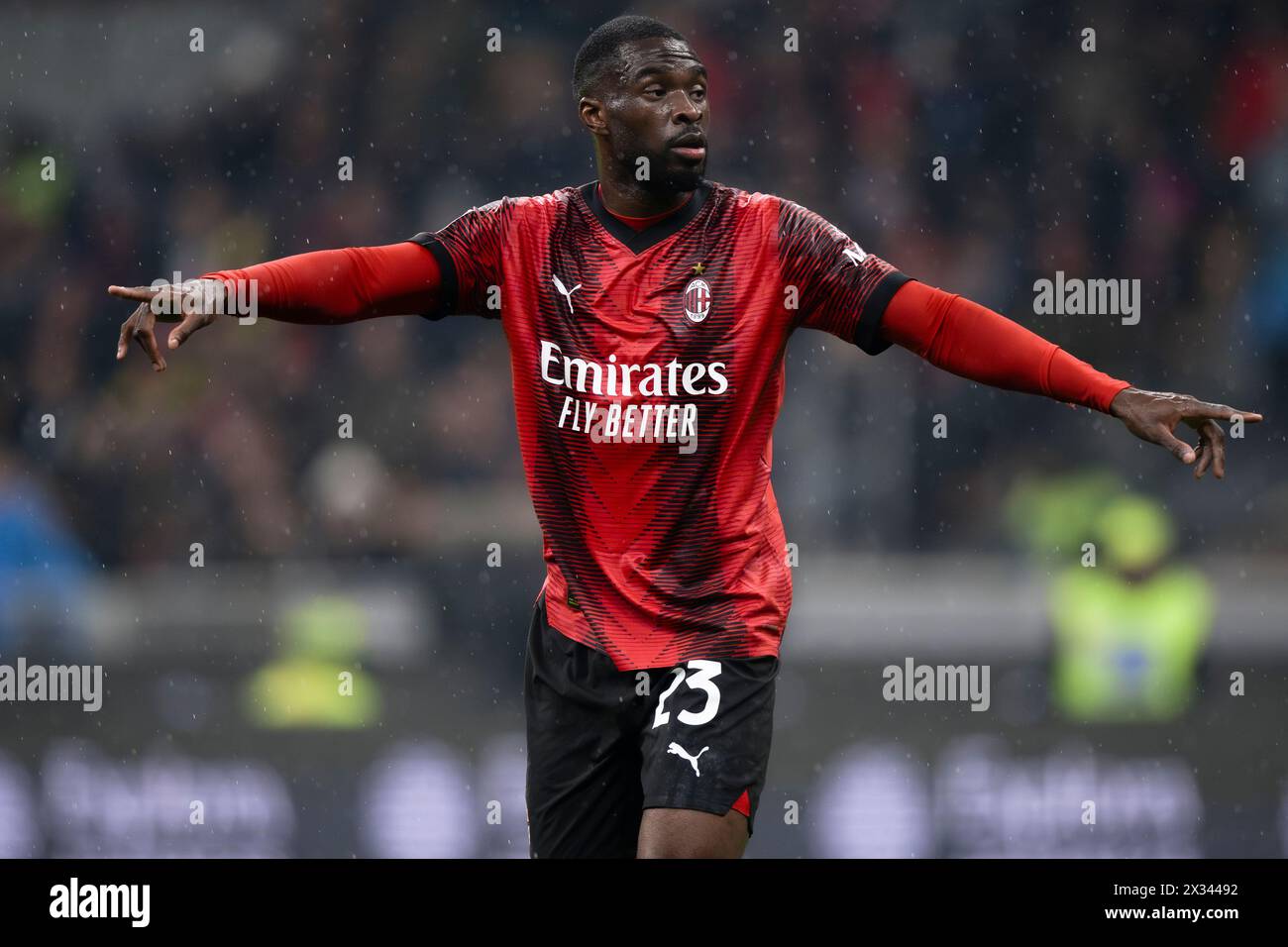 Mailand, Italien. 22. April 2024. Fikayo Tomori vom AC Mailand gibt während des Fußballspiels der Serie A zwischen dem AC Mailand und dem FC Internazionale Gesten aus. Quelle: Nicolò Campo/Alamy Live News Stockfoto