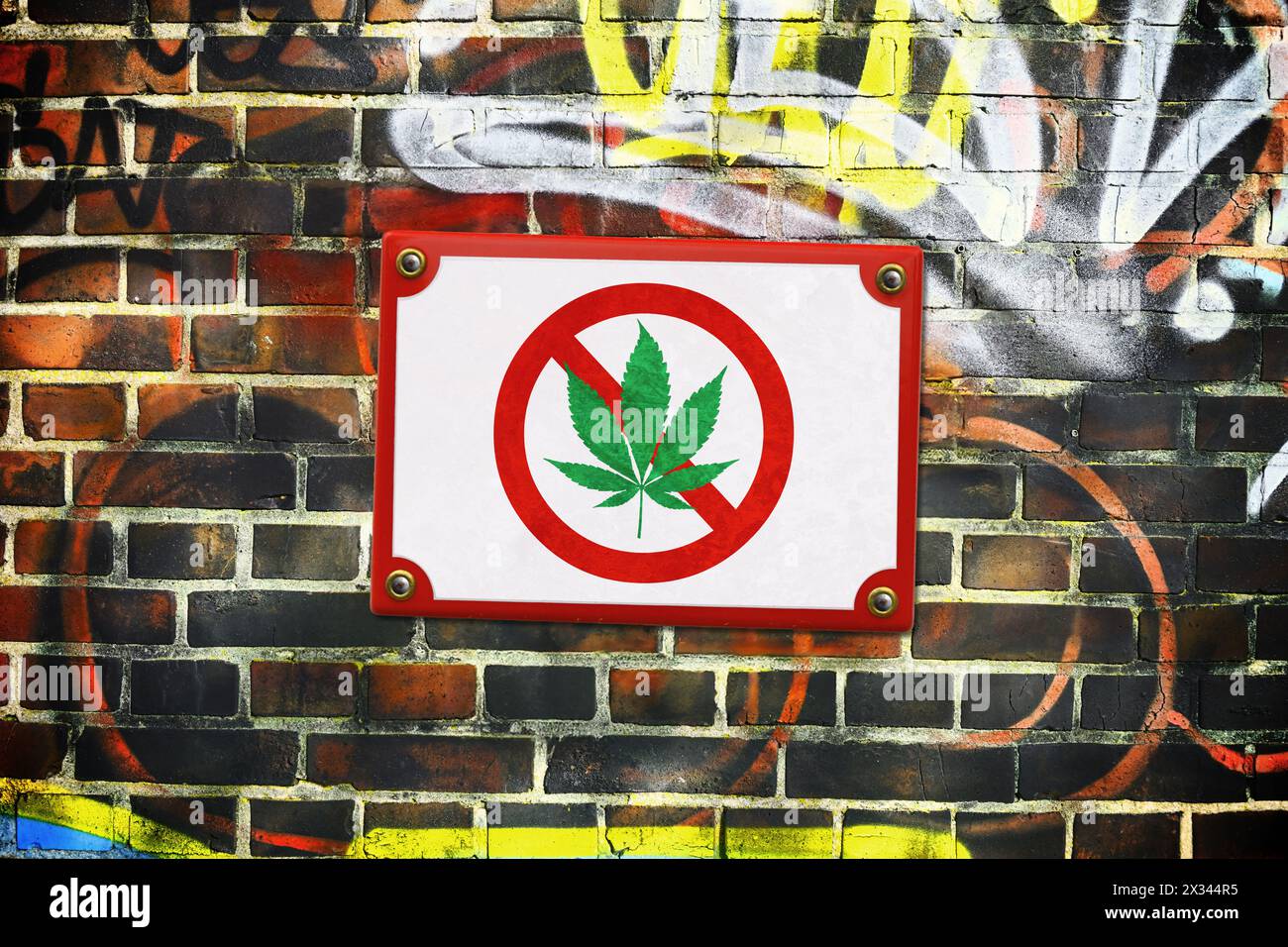 Schild mit durchgestrichenem Cannabisblatt vor einer Wand, Cannabisverbot Stockfoto