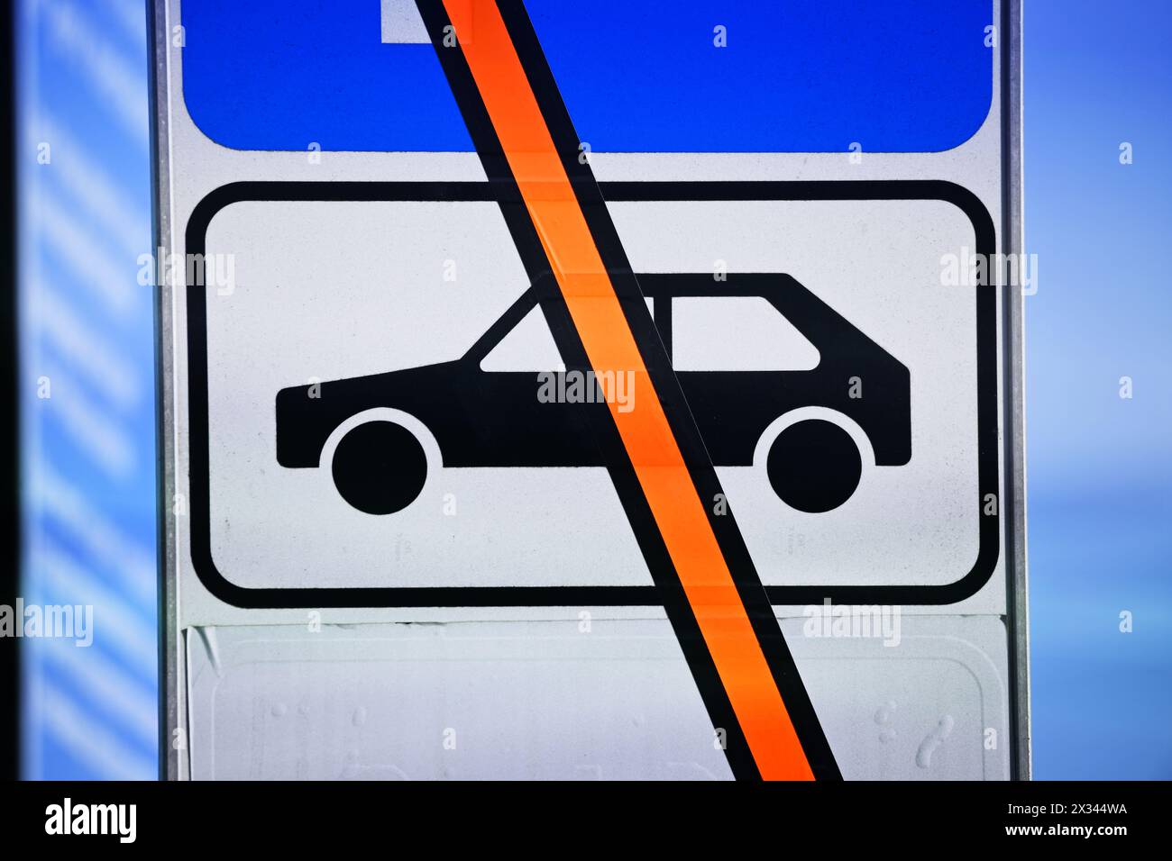 Verkehrsschild mit durchgestrichenem Autosymbol, symbolisches Foto Fahrverbot Stockfoto