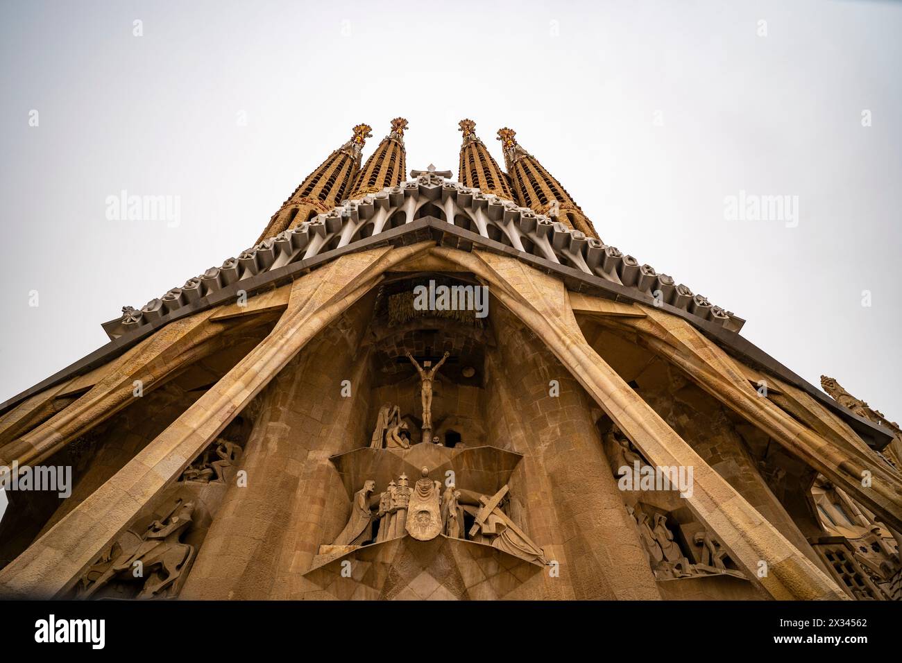 Skulpturen des Bildhauers Josep Maria Subirachs auf der Sagrada Familia, einer Kirche, Basilika, entworfen von Antonio Gaudi, in Barcelona, Katalonien, Spanien Stockfoto