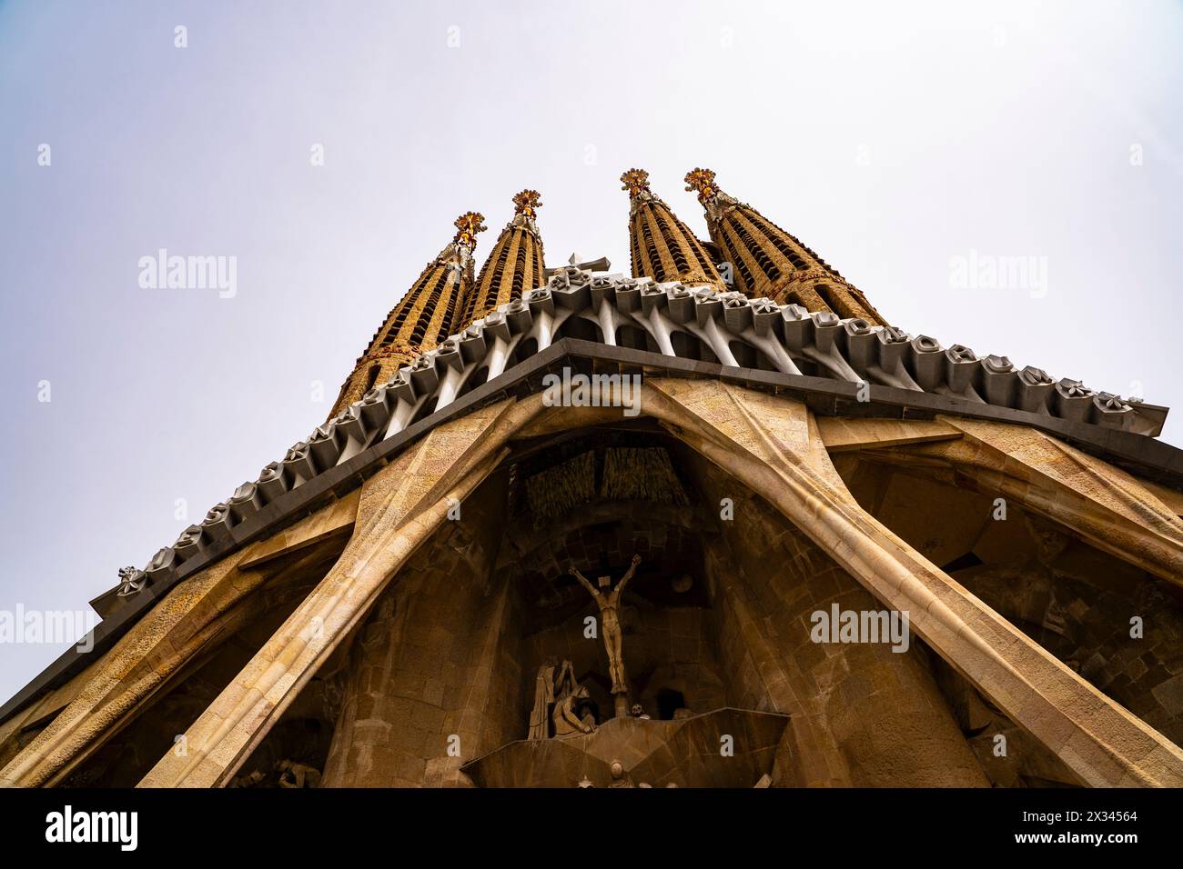 Skulpturen des Bildhauers Josep Maria Subirachs auf der Sagrada Familia, einer Kirche, Basilika, entworfen von Antonio Gaudi, in Barcelona, Katalonien, Spanien Stockfoto