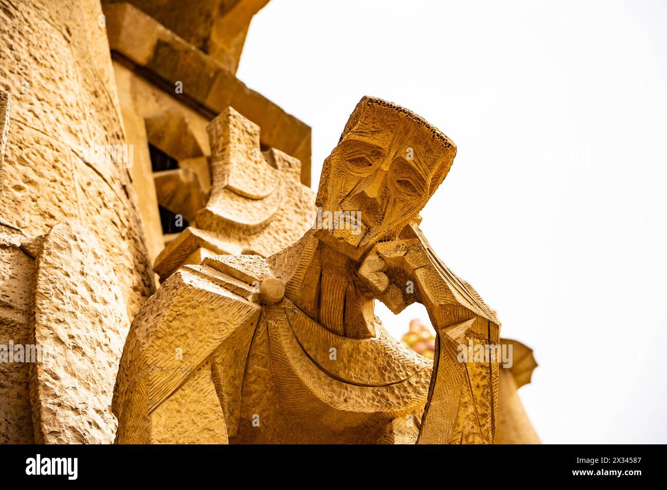 Skulpturen des Bildhauers Josep Maria Subirachs auf der Sagrada Familia, einer Kirche, Basilika, entworfen von Antonio Gaudi, in Barcelona, Katalonien, Spanien Stockfoto