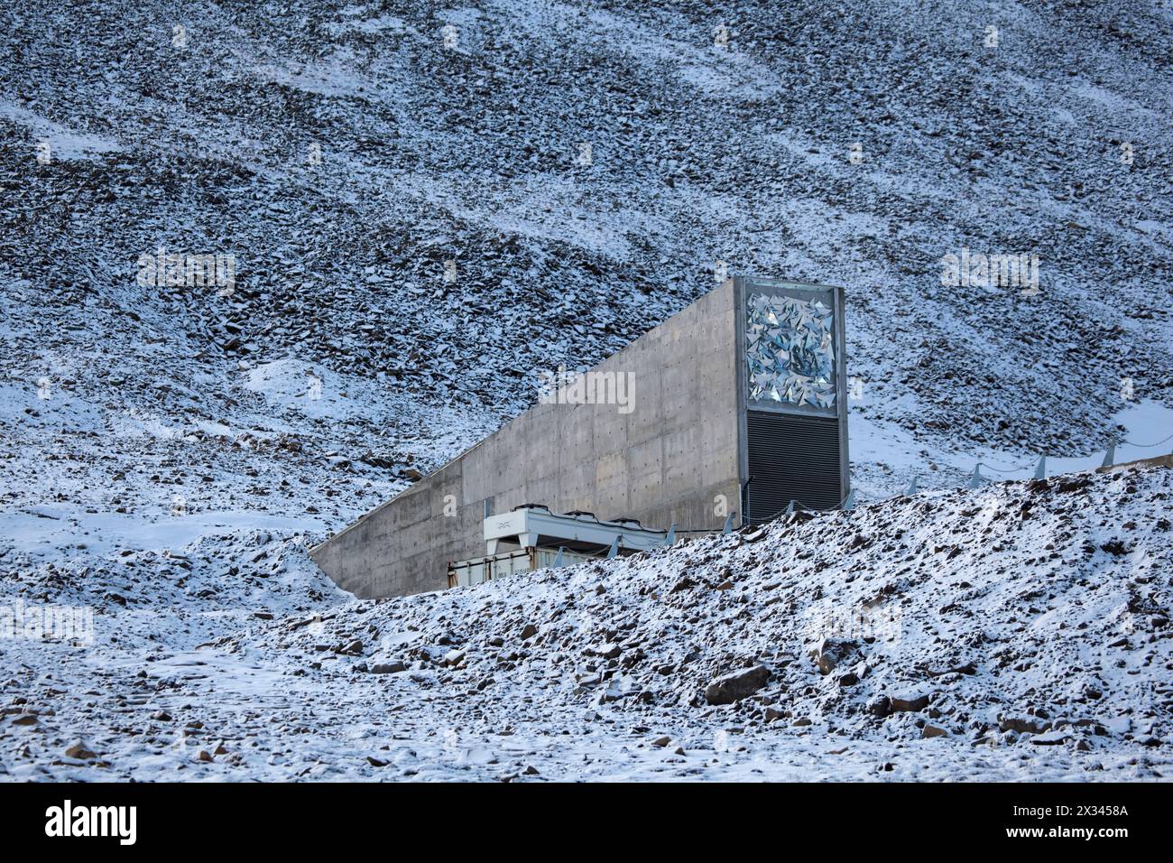 Eingebettet in die felsige Wüste des Plataberget Mountain um Svalbards Flughafen, ist das Global Seed Vault gleichzeitig erschreckend und unschuldig. Entwickelt von einem Stockfoto