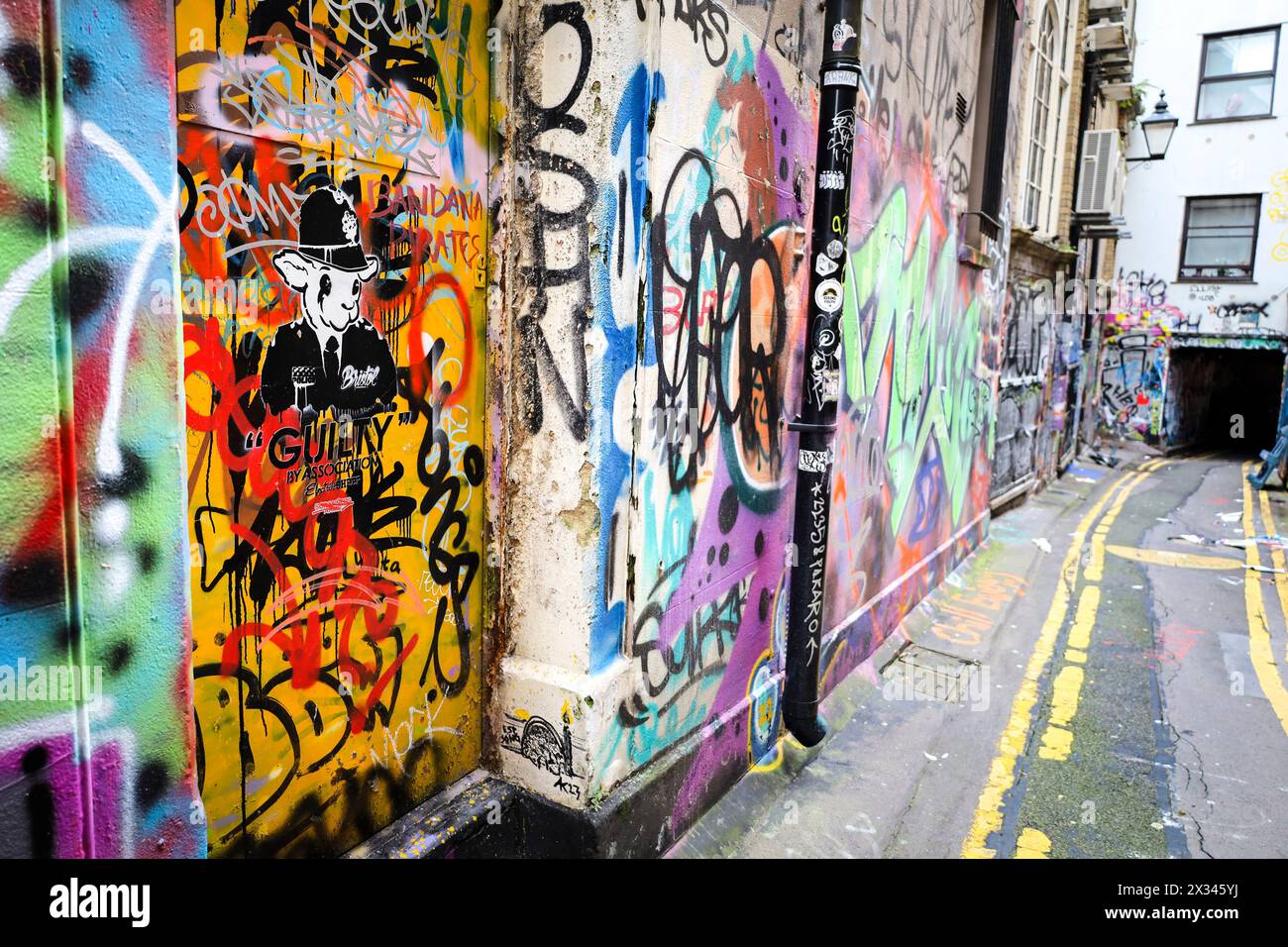Bristol, England, 30. März 2024: Berühmte Straße namens Leonard Lane voller Graffiti in Bristol City Stockfoto