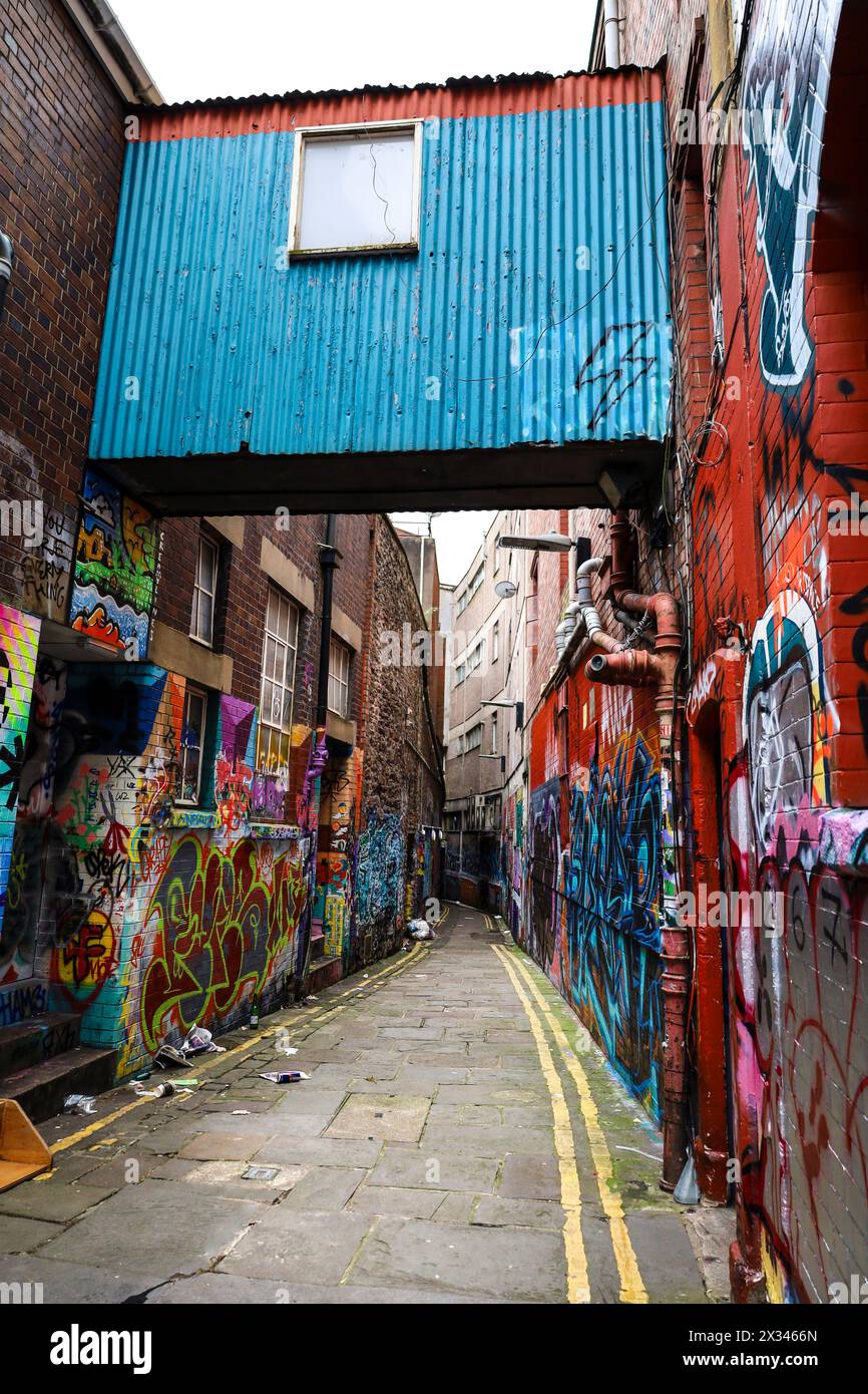 Bristol, England, 30. März 2024: Berühmte Straße namens Leonard Lane voller Graffiti in Bristol City Stockfoto