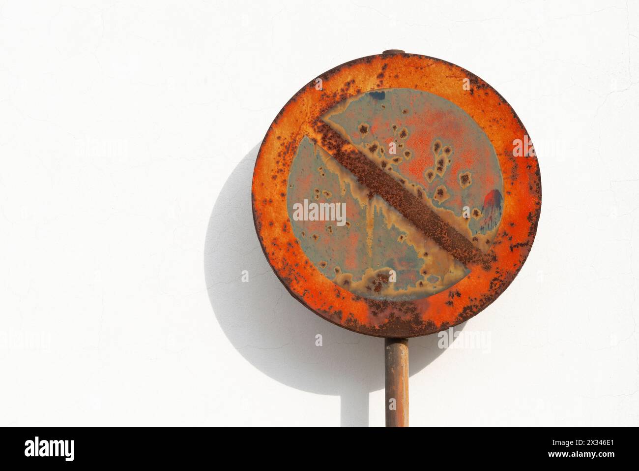 Italien, Lombardei, Rusty Parkverbot Straßenschild Stockfoto