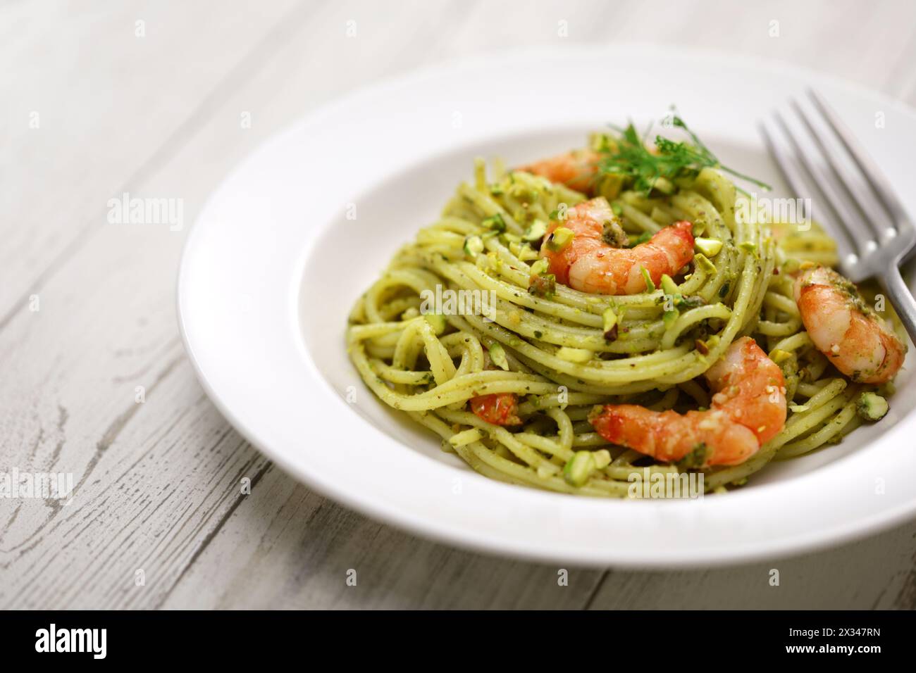 Sizilianische Pasta mit Pistazien-Pesto und Garnelen, italienische Küche Stockfoto