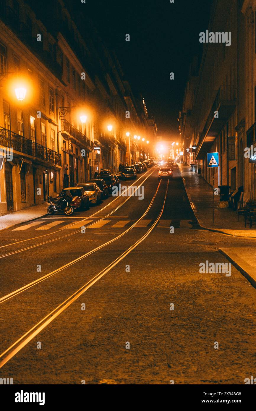 Lissabon, Lissabon, 21.03.2024: Travelpictures Lissabon, eine leere Straße in der Nacht. Stockfoto