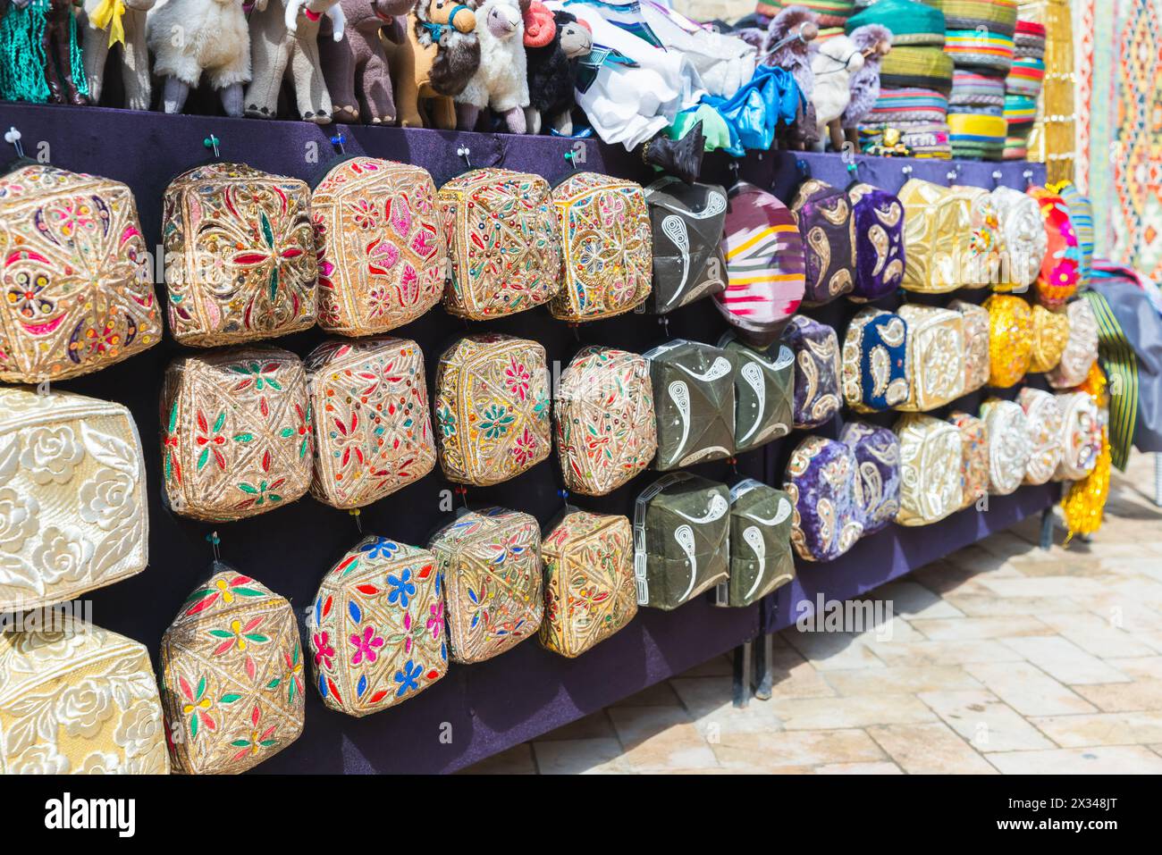 Der Doppa ist eine spezielle Art von Hut in der Kategorie Tubeteika, eine Vielzahl von usbekischen Schädelkappen mit quadratischer Form werden an einer Straßenmarkierung zum Verkauf angeboten Stockfoto