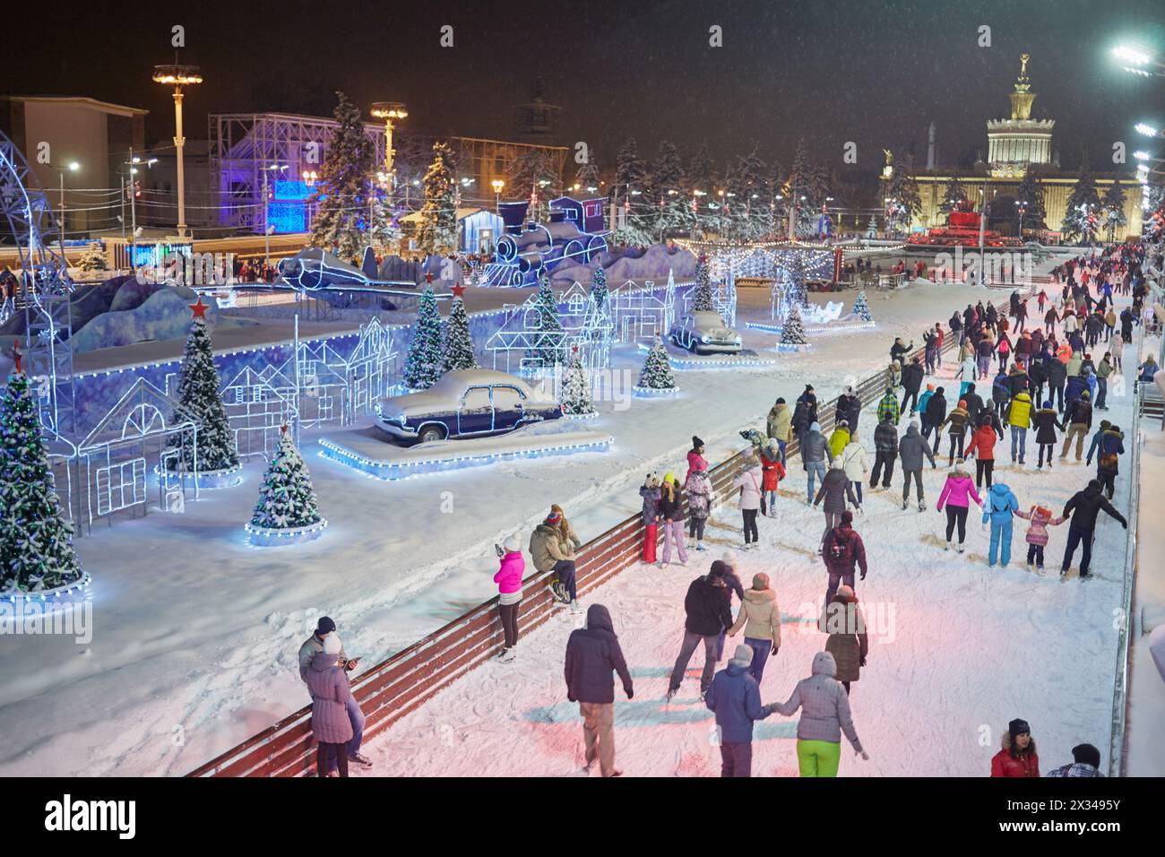 MOSKAU, RUSSLAND - 24. JAN 2015: Menschen auf Eislaufbahn am Abend in der VDNKh. Die Eislaufbahn am VDNKh ist die größte Eislaufbahn in Europa - mehr als Stockfoto