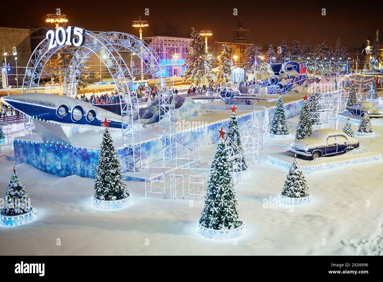 MOSKAU, RUSSLAND - 24. Januar 2015: Eislaufbahn am Abend in der VDNKh. Die Eislaufbahn am VDNKh ist die größte Eislaufbahn Europas mit einer Fläche von mehr als 20000 Quadratmetern Stockfoto