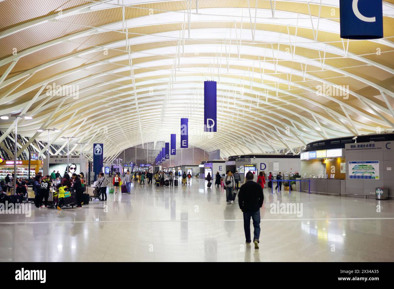 SHANGHAI, CHINA - 8. November 2015: Personen mit Gepäck im Flughafen Shanghai, Flughafen Shanghai ist mit 28 Brückenübergängen und 127 Parkplätzen ausgestattet Stockfoto